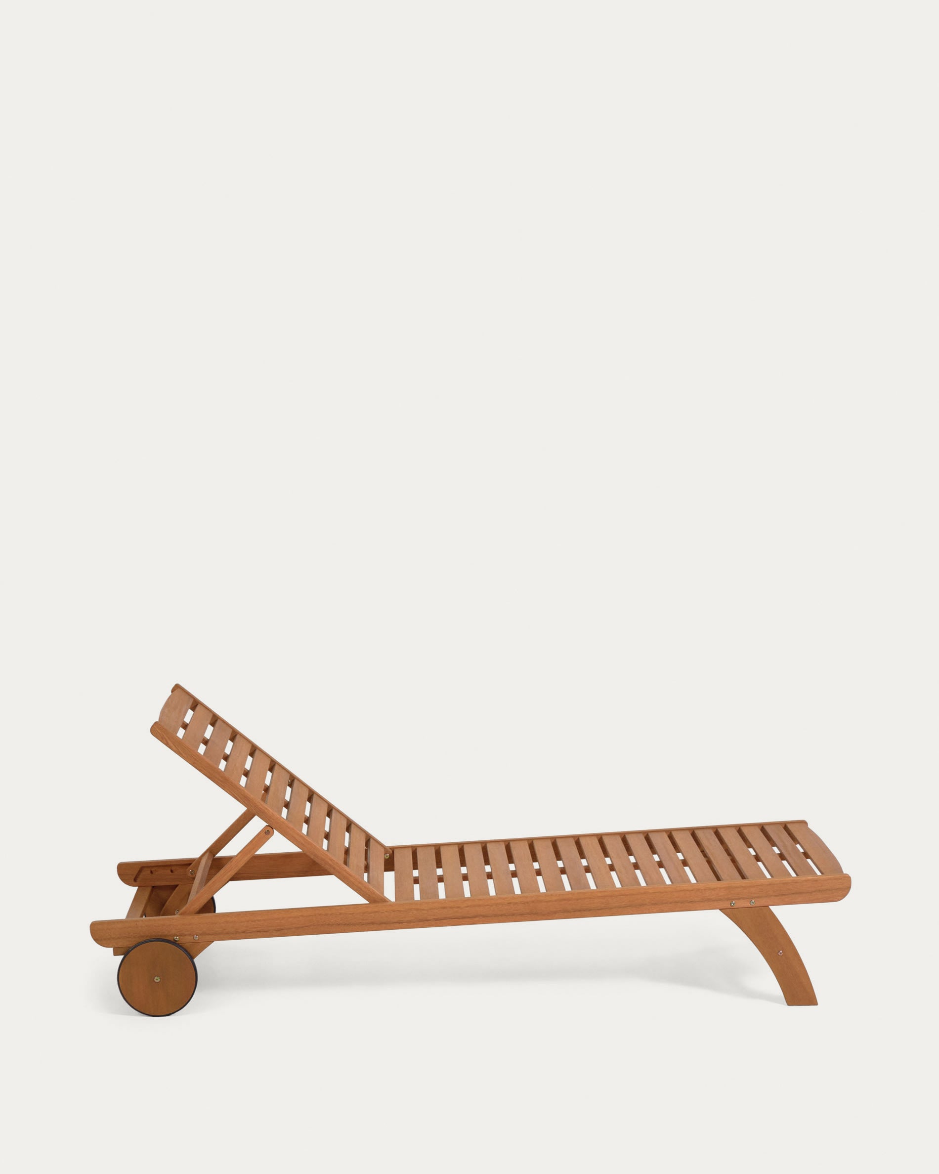 Beila Sonnenliege: Eleganz und Nachhaltigkeit aus Eukalyptusholz.