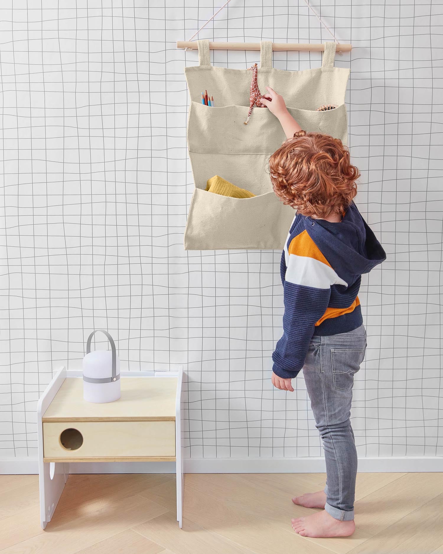 Der Nuun Stuhl aus Birkenfurnier von Kave Home ist ein mitwachsender, ergonomischer Sitz für Kinder, der Stil und Funktion vereint.