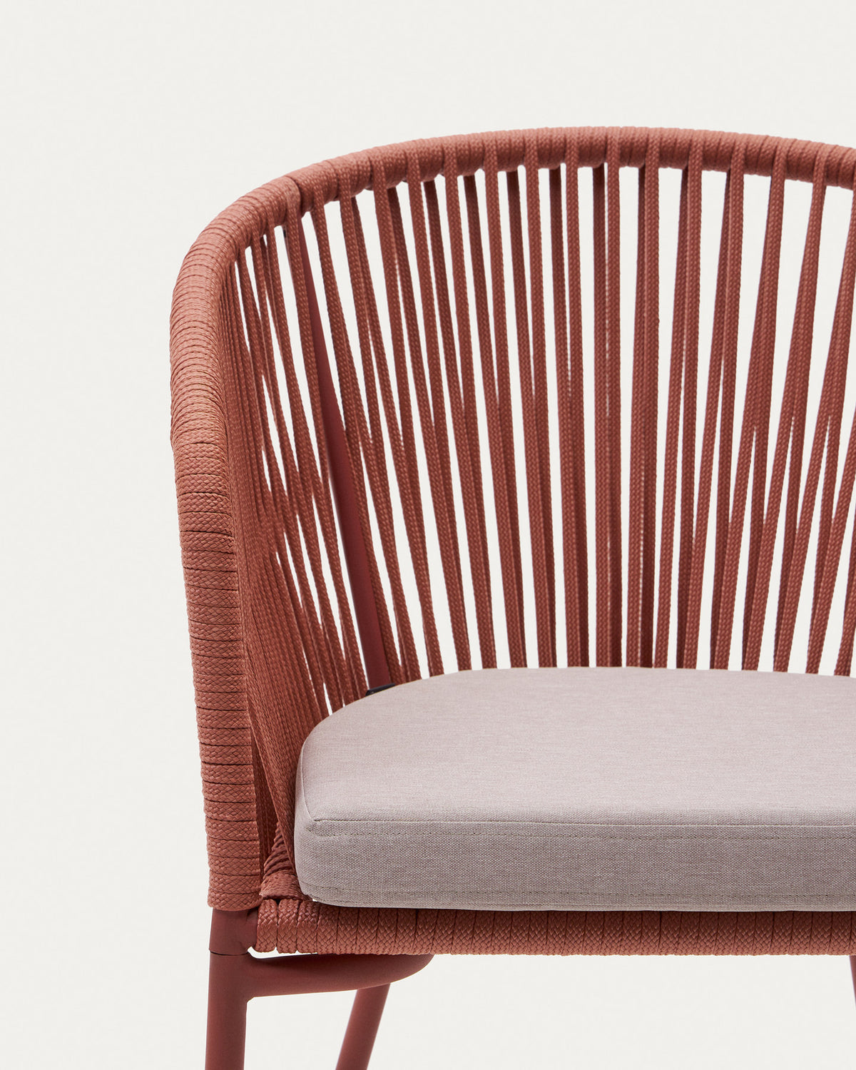 Yanet Stuhl aus Seil in Terrakotta mit Beinen aus verzinktem Stahl in Terrakotta präsentiert im Onlineshop von KAQTU Design AG. Gartenstuhl mit Armlehnen ist von Kave Home
