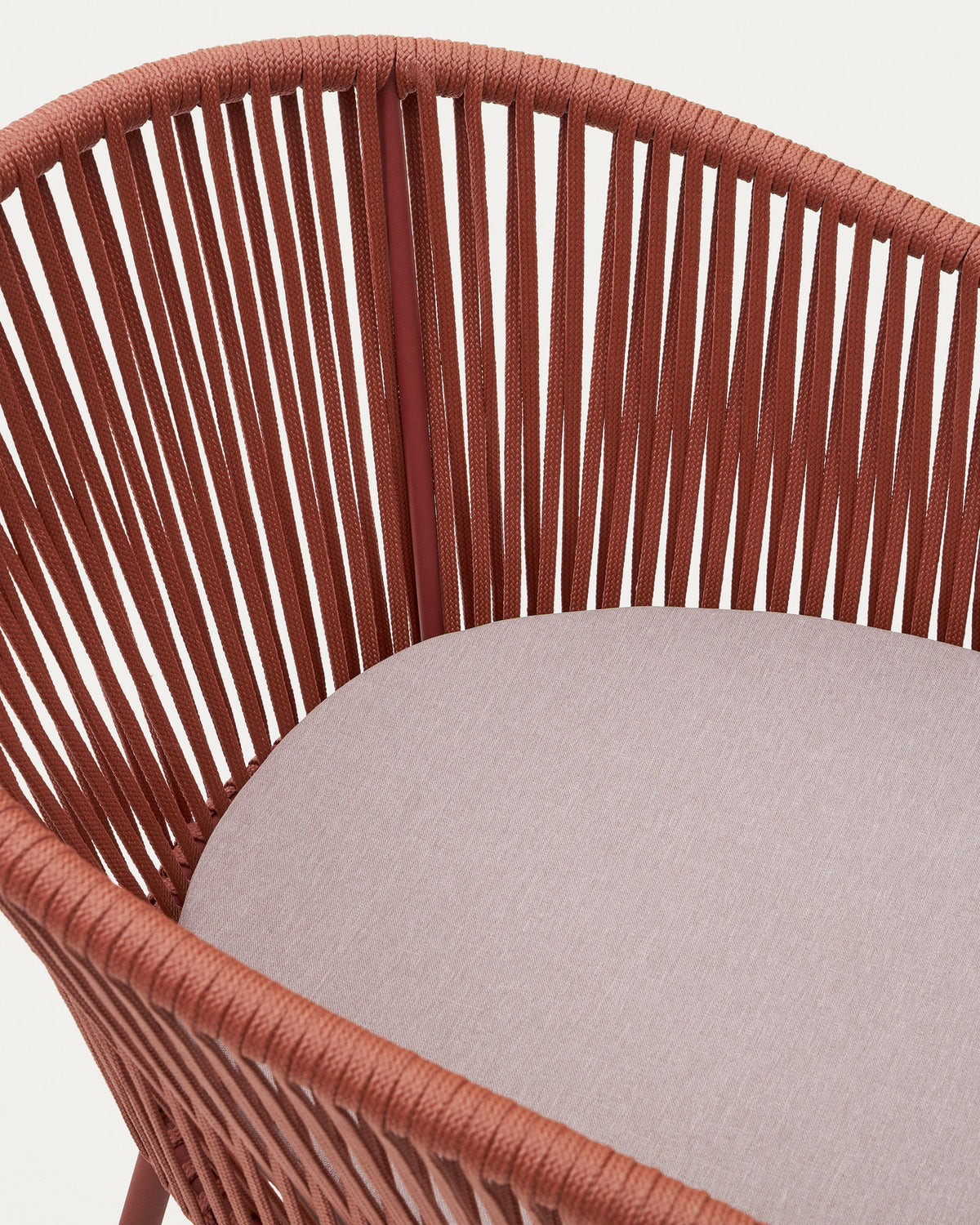 Yanet Stuhl aus Seil in Terrakotta mit Beinen aus verzinktem Stahl in Terrakotta präsentiert im Onlineshop von KAQTU Design AG. Gartenstuhl mit Armlehnen ist von Kave Home