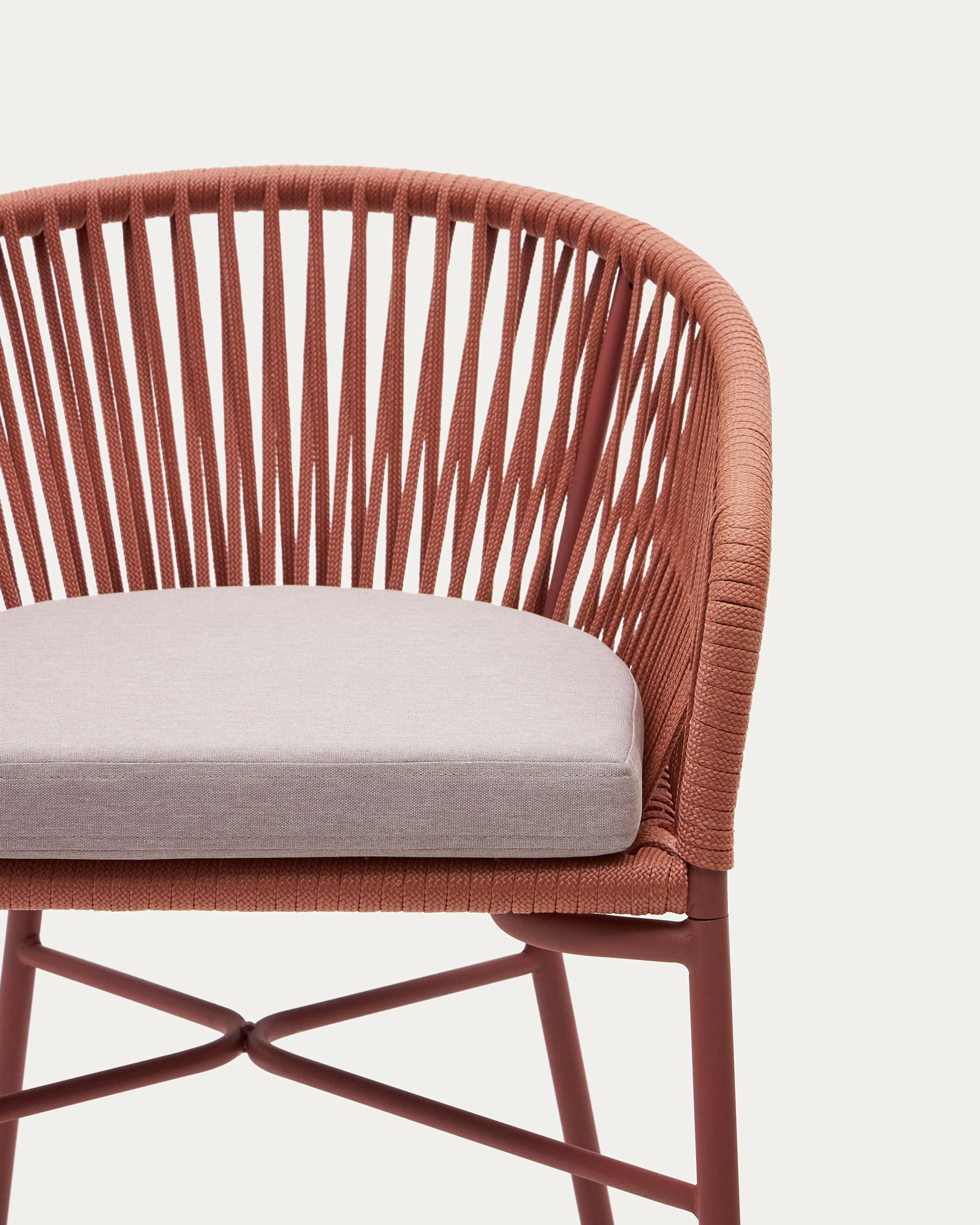 Yanet Hocker in Terrakotta, 65 cm hoch, bietet elegantes Design und Komfort. Ideal für Innen- und Außenbereiche, stapelbar und pflegeleicht.