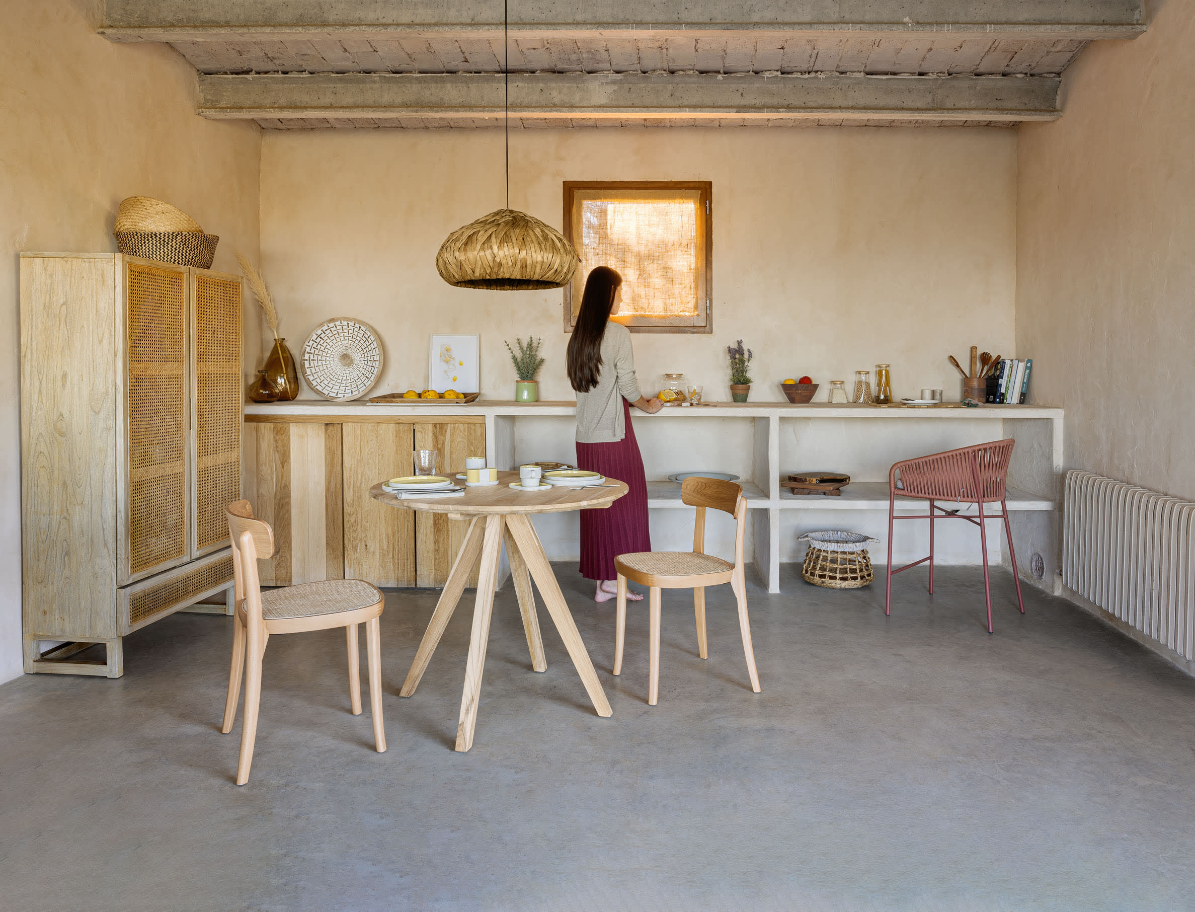 Stapelbarer Hocker Yanet, 65 cm, mit Terrakotta-Seil, modern und praktisch, perfekt für stilvolle und bequeme Einrichtung.