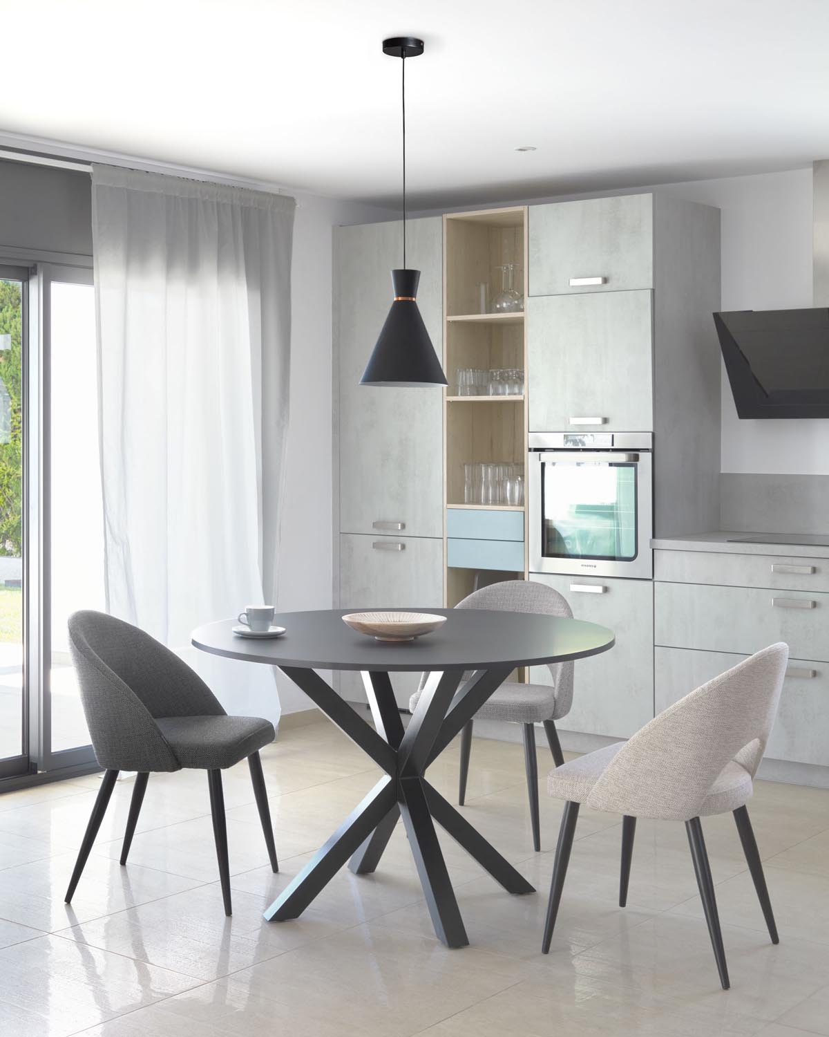 Moderner Mael Stuhl: Dunkelgrau, Stahlbeine, schwarzes Finish.