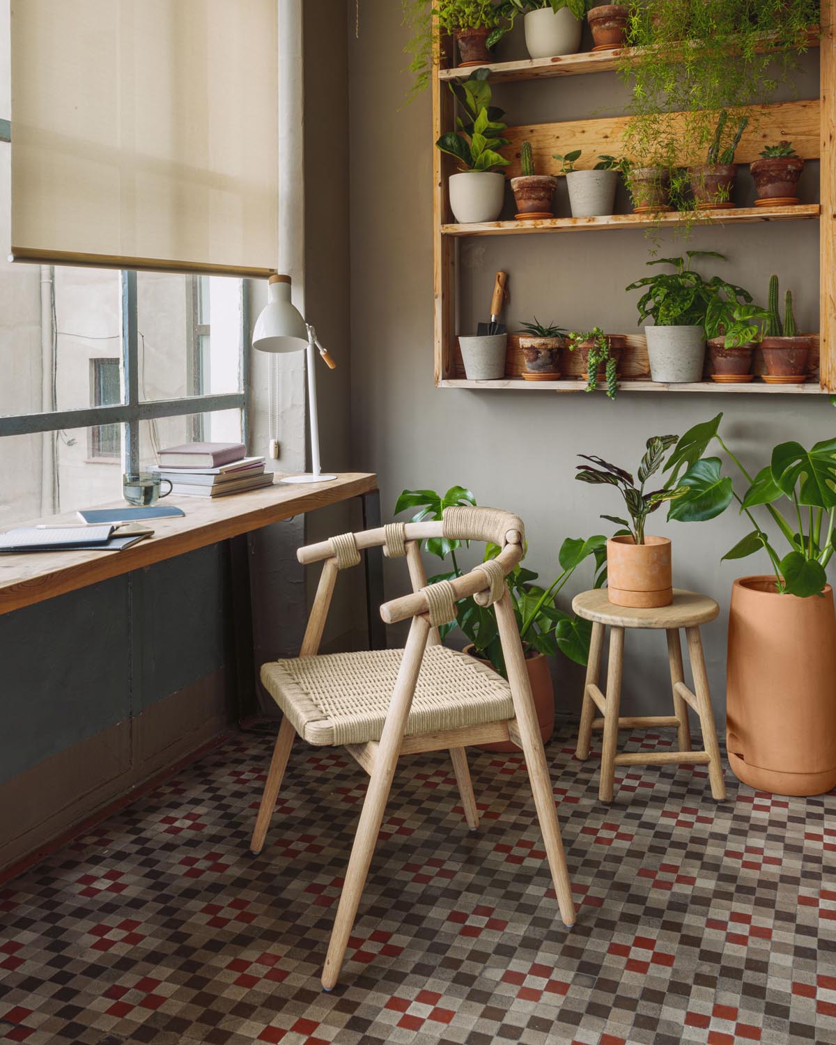 Eleganter Majela Stuhl aus Eukalyptus, stapelbar, beige Sitzfläche.