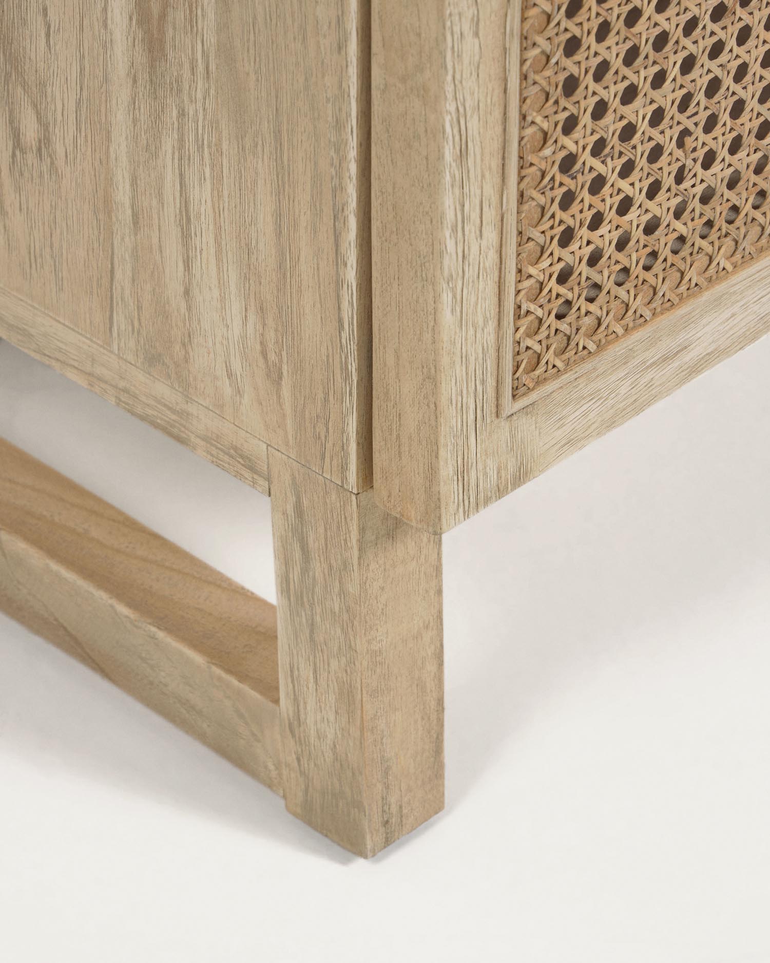 Moderner TV-Schrank aus robustem Mindiholz und Rattan, 3 Türen, 180 x 50 cm, vereint Eleganz und Funktionalität für Ihr Zuhause.