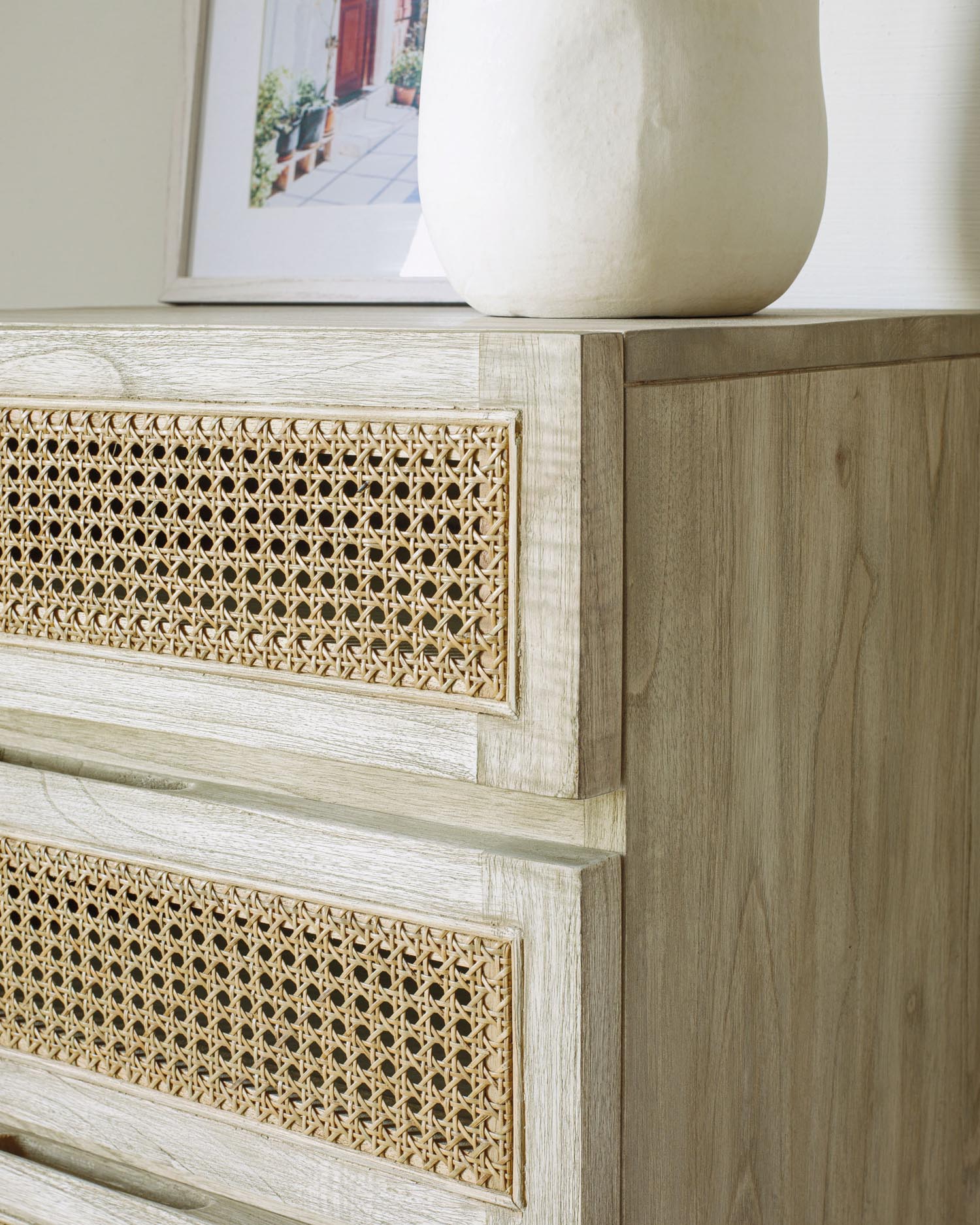 Die Rexit Kommode aus massivem Holz und Rattan bietet mit 5 Schubladen und stilvollem Design praktischen Stauraum für Ihr Zuhause.