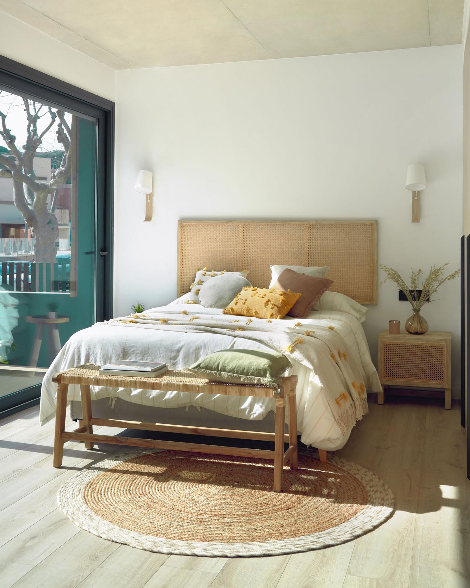 Nachttisch aus Holz, Mindi-Furnier und Rattan, 50x48 cm, von Kave Home. Perfekte Kombination aus Stil und Funktionalität.