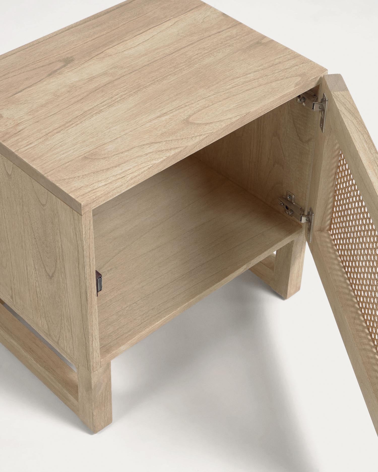 Der Rexit Nachttisch von Kave Home vereint massives Mindi-Holz und Rattan in einem eleganten Design. Mit 50 x 48 cm ist er ideal für jedes Schlafzimmer.