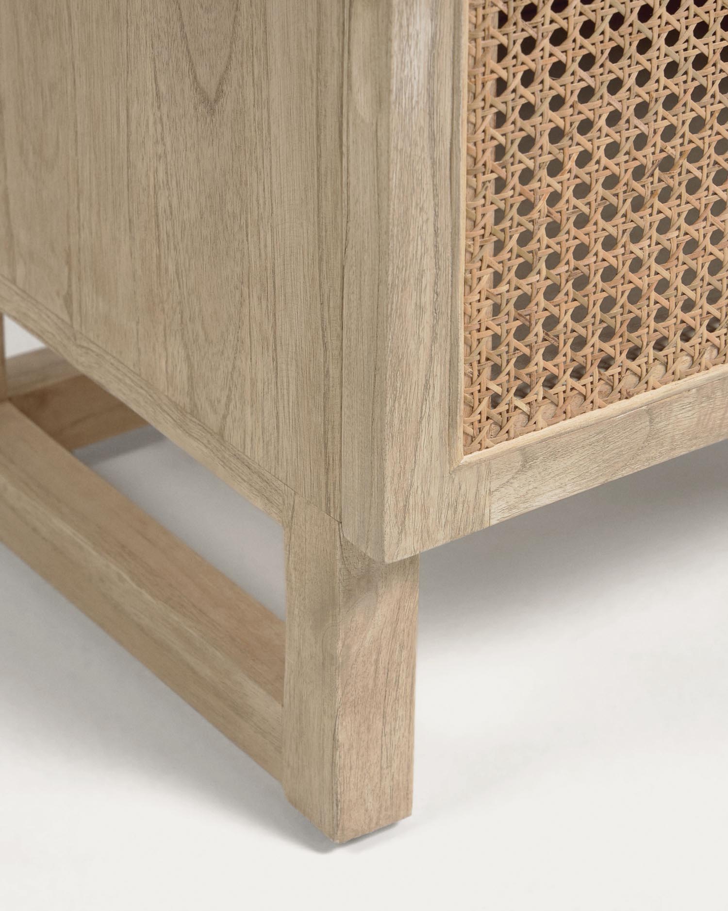 Der Rexit Nachttisch von Kave Home kombiniert hochwertiges Mindi-Holz mit handgewebtem Rattan. Mit seinen kompakten 50 x 48 cm ist er perfekt für stilvolle Schlafzimmer.