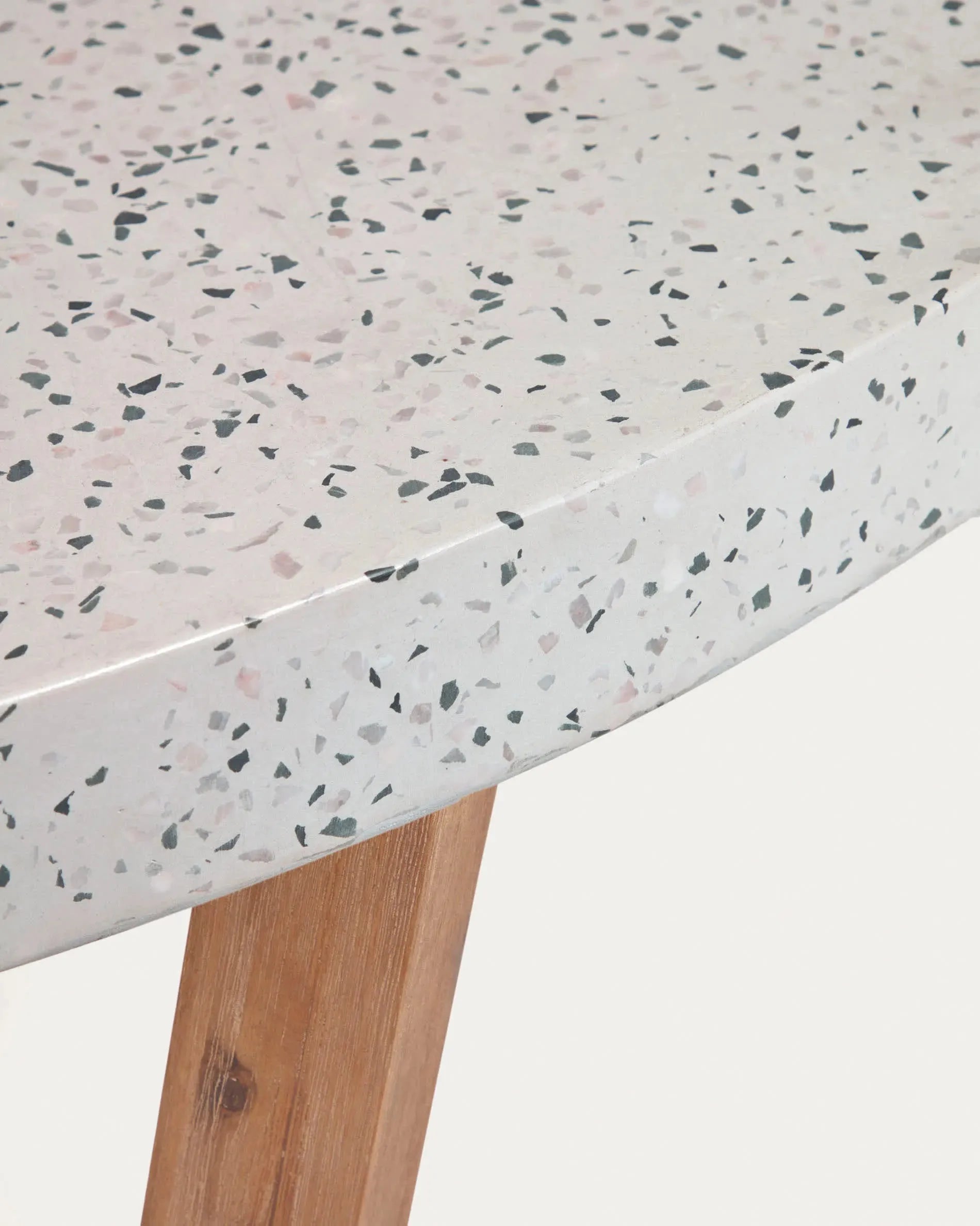 Moderner runder Tisch mit weißer Terrazzo-Platte und Akazienholzgestell, Ø 120 cm, ideal für stilvolle Essbereiche, von Kave Home.