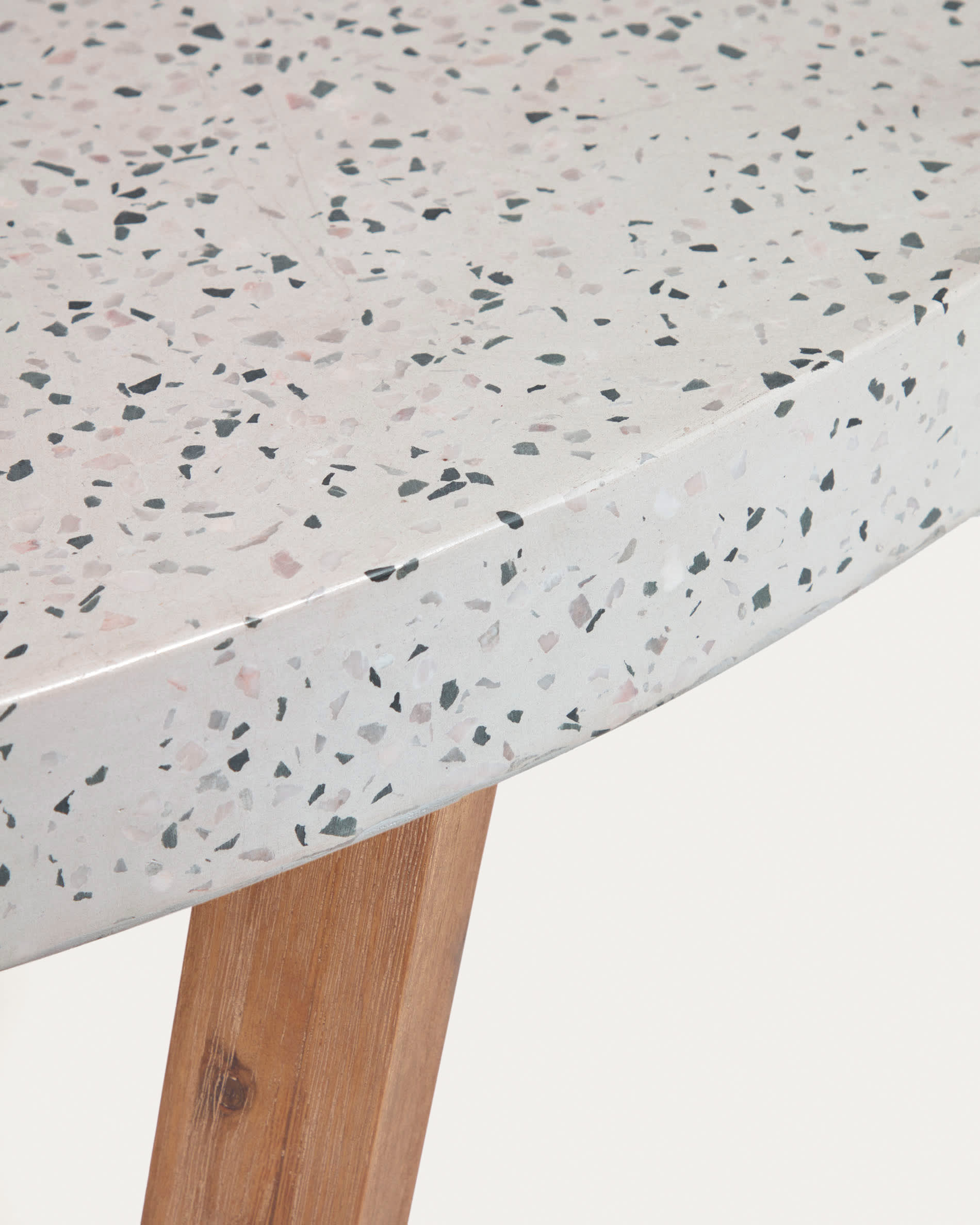 Moderner runder Tisch mit weißer Terrazzo-Platte und Akazienholzgestell, Ø 120 cm, ideal für stilvolle Wohnräume, von Kave Home.