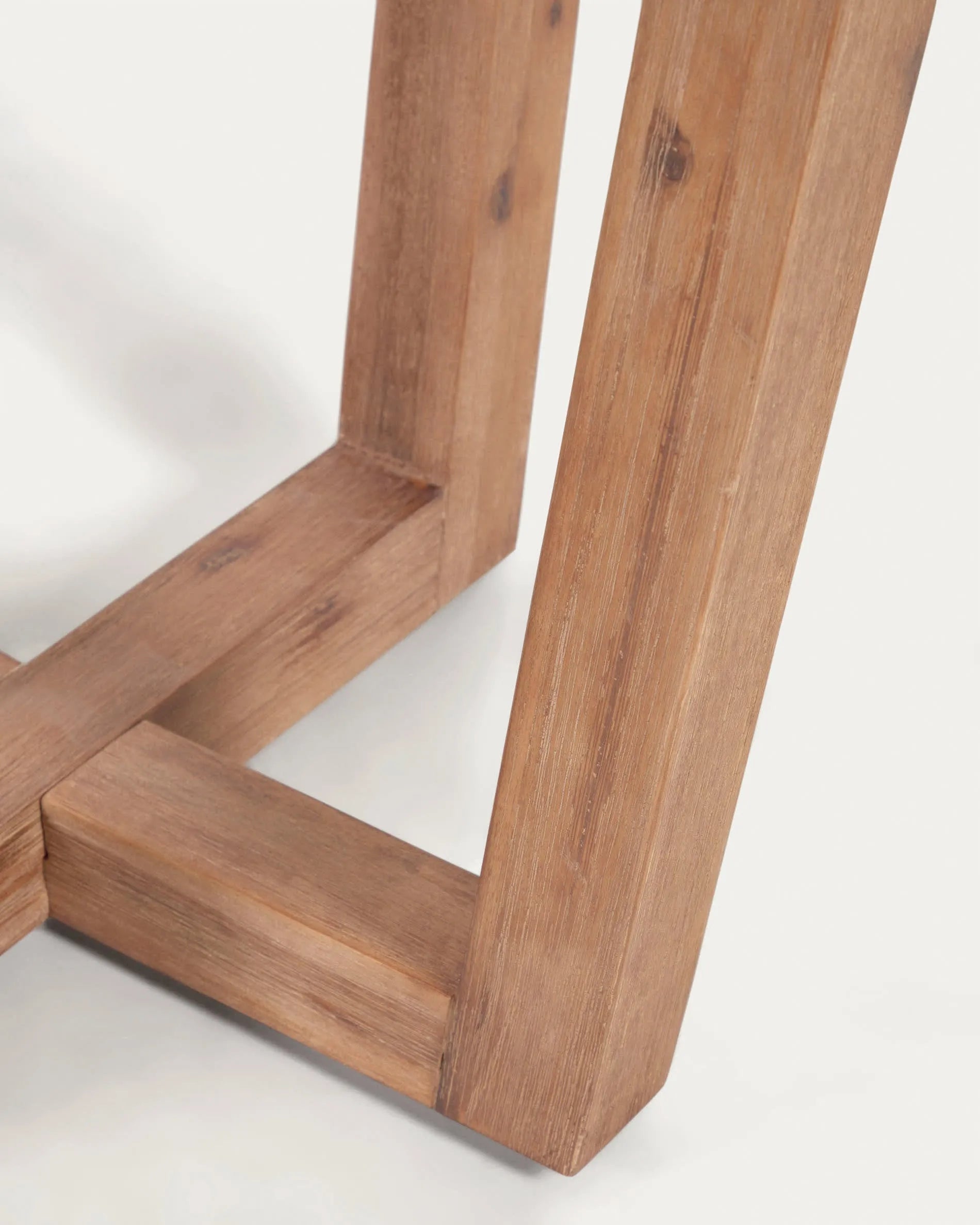 Moderner runder Tisch mit weißer Terrazzo-Platte und Akazienholzgestell, Ø 120 cm, ideal für stilvolle Essbereiche, von Kave Home.