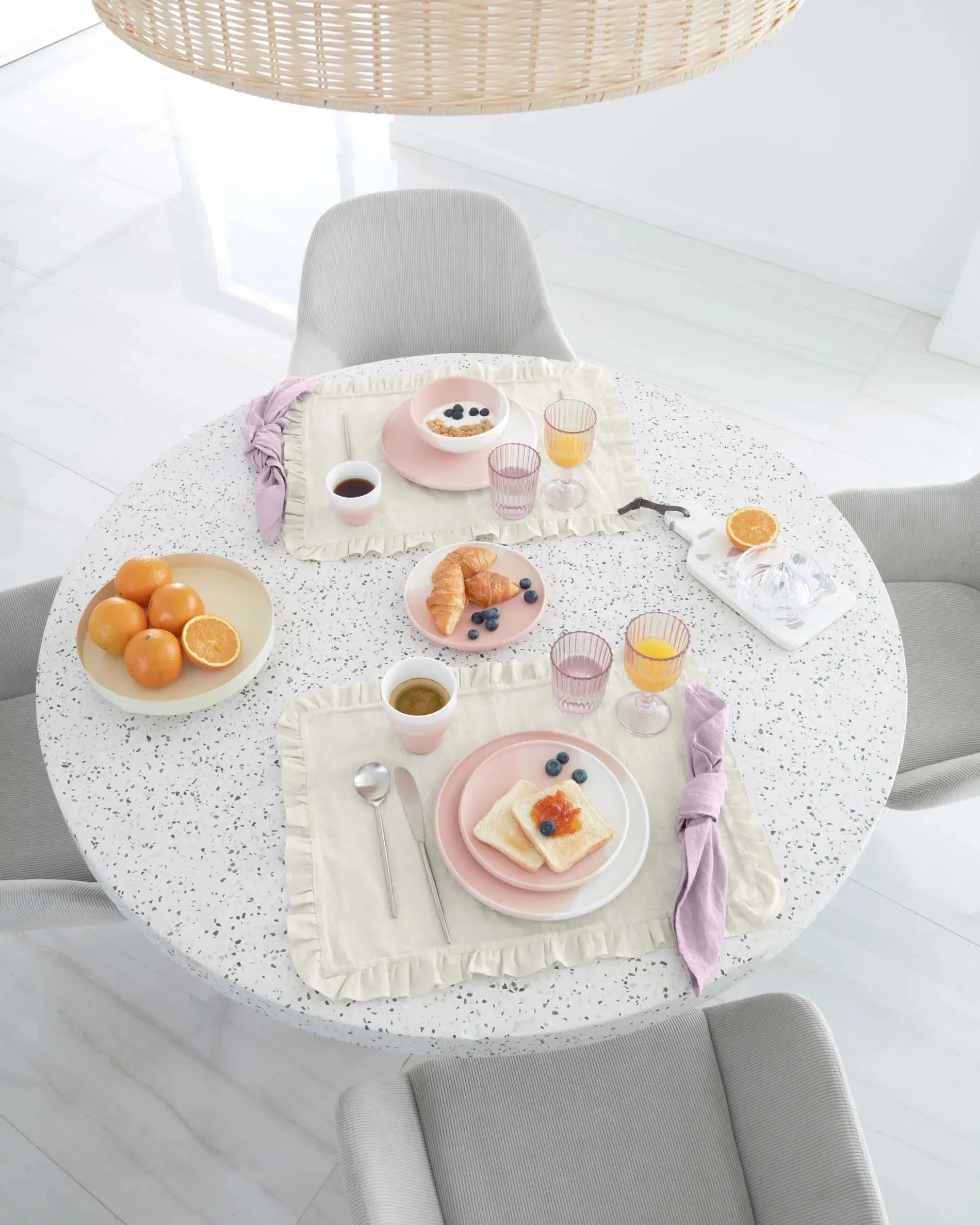 Eleganter runder Tisch mit weißer Terrazzo-Oberfläche und Akazienholzgestell, Ø 120 cm, perfekt für moderne Wohnräume, von Kave Home.