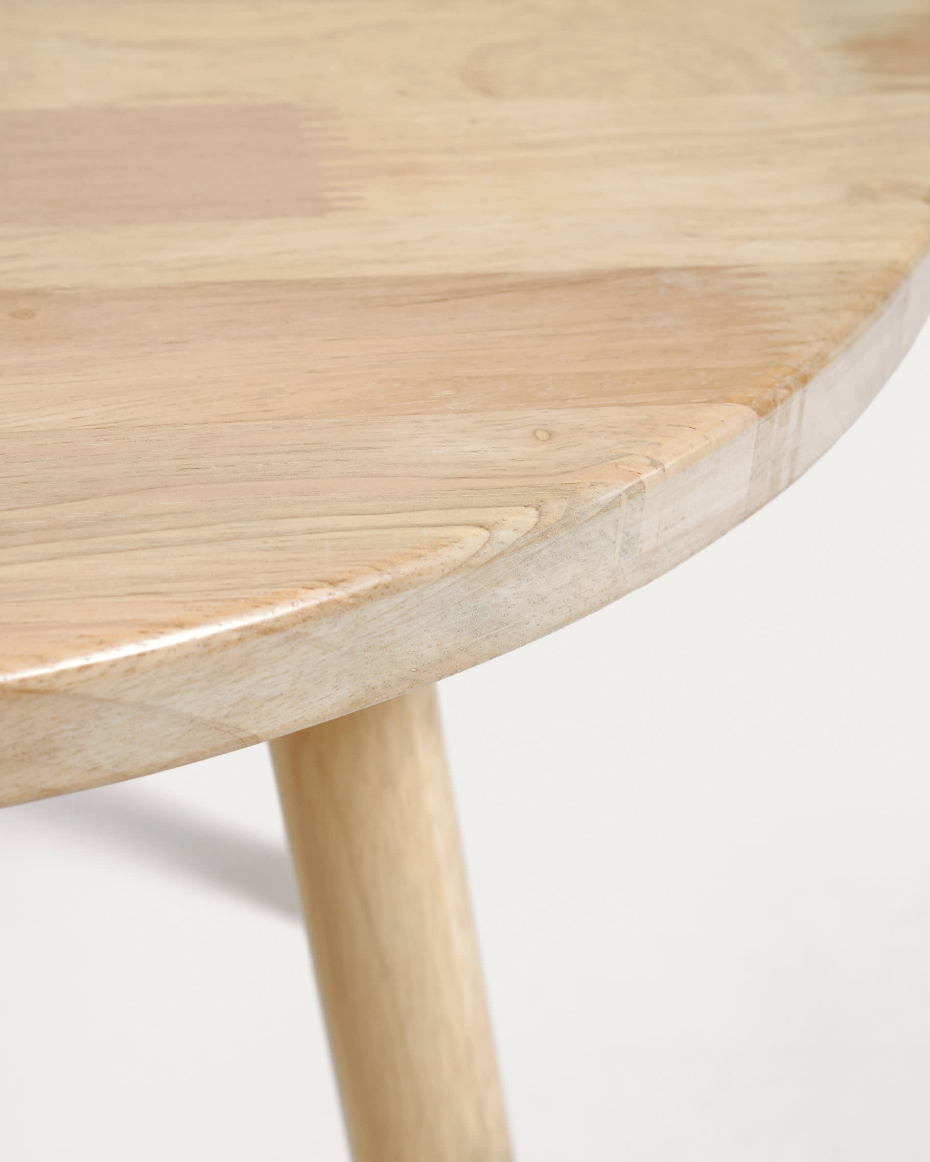 Der Dilcia runde Kindertisch (Ø 55 cm) aus robustem Kautschukholz ist ideal für kreative Spiele und Lernmomente im Kinderzimmer.