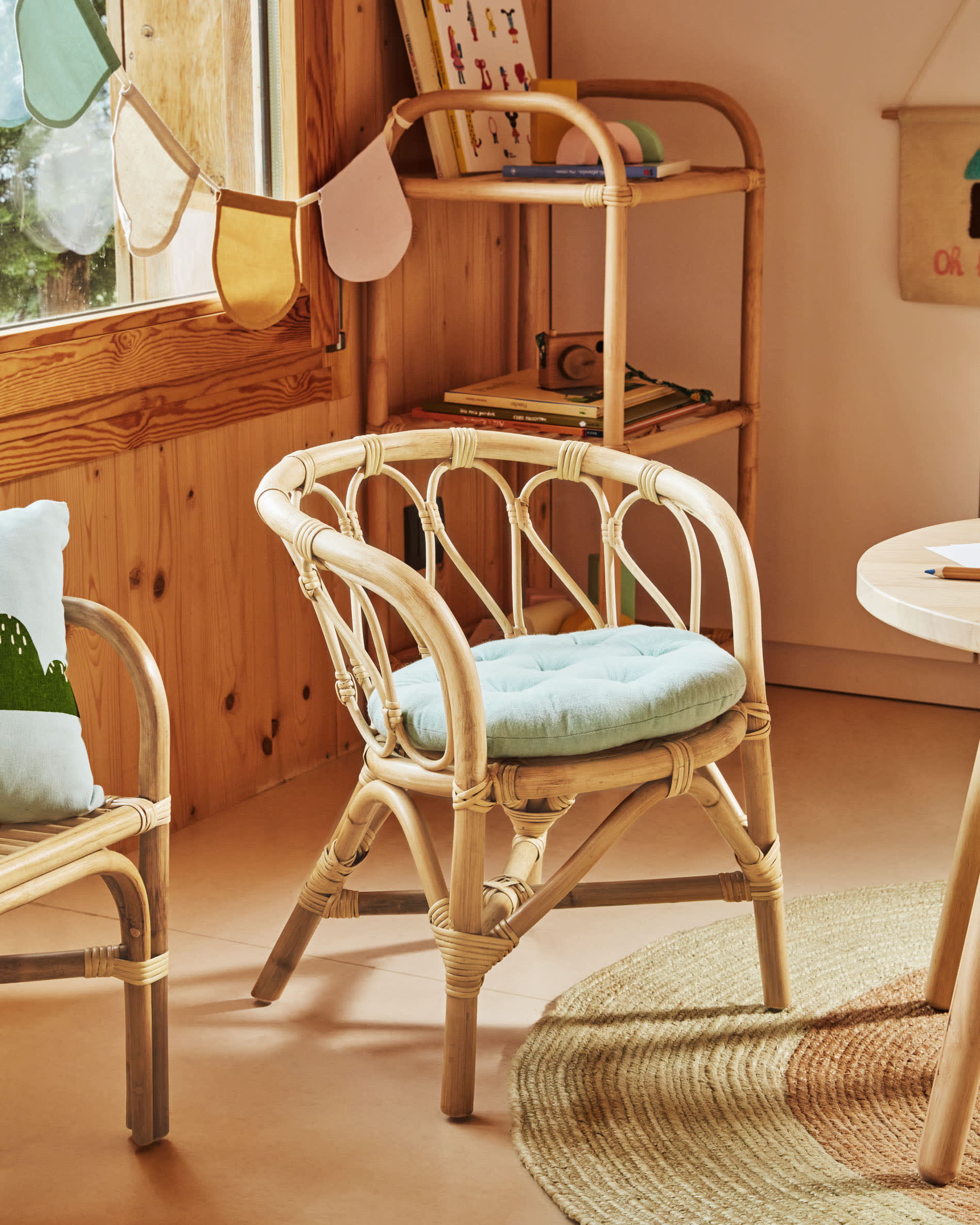 Der Dilcia Kindertisch von Kave Home: Ein stilvoller, runder Tisch aus massivem Kautschukholz, ideal für kreative Aktivitäten und unvergessliche Kindheitserinnerungen.