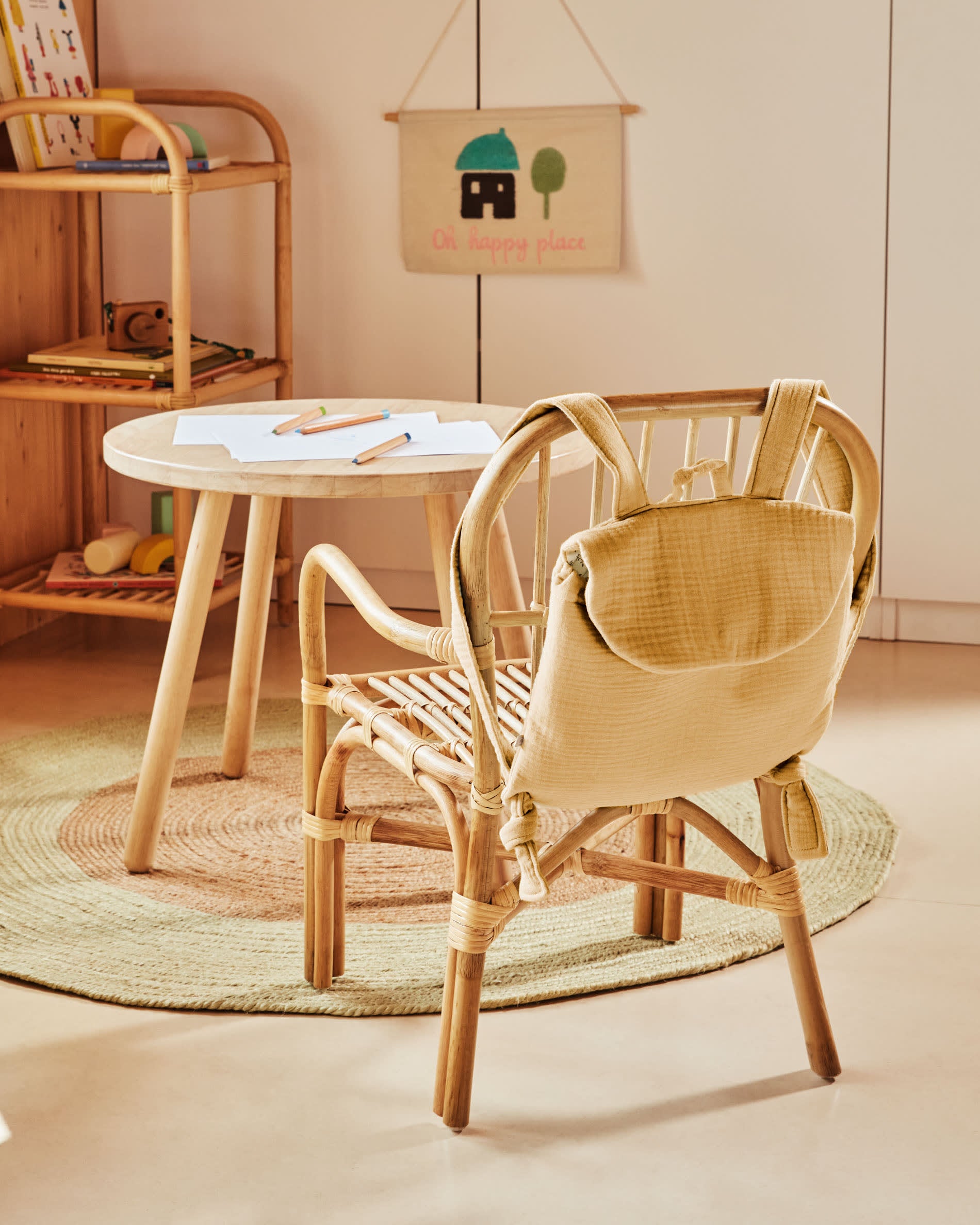 Der Dilcia Kindertisch von Kave Home: Stilvoller, runder Tisch aus massivem Kautschukholz, ideal für kreative Spiele und sichere Erlebnisse.