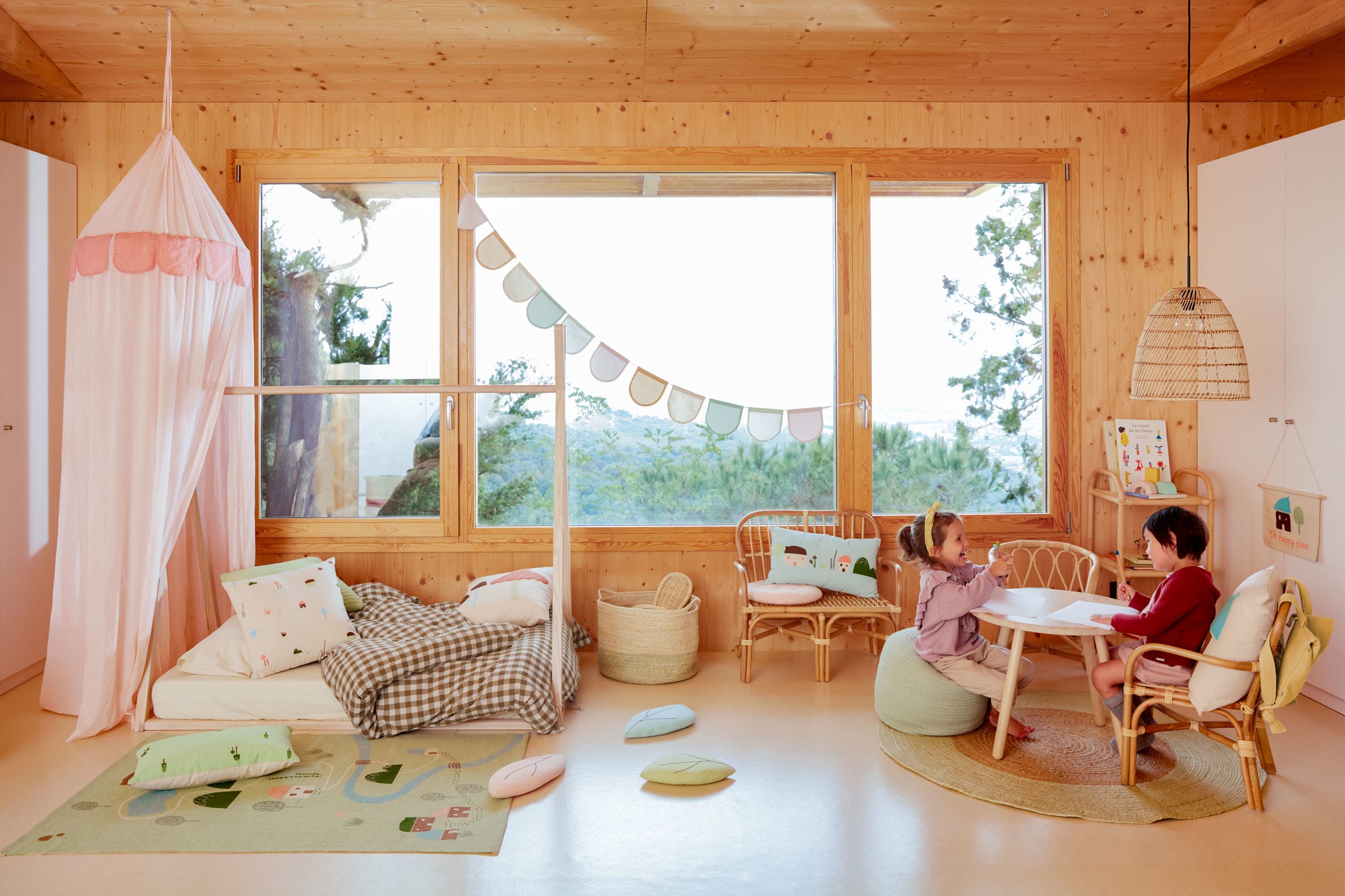 Der Dilcia Kindertisch von Kave Home: Robuster, runder Tisch aus Kautschukholz, perfekt für kreative Spiele und sichere Erlebnisse im Kinderzimmer.