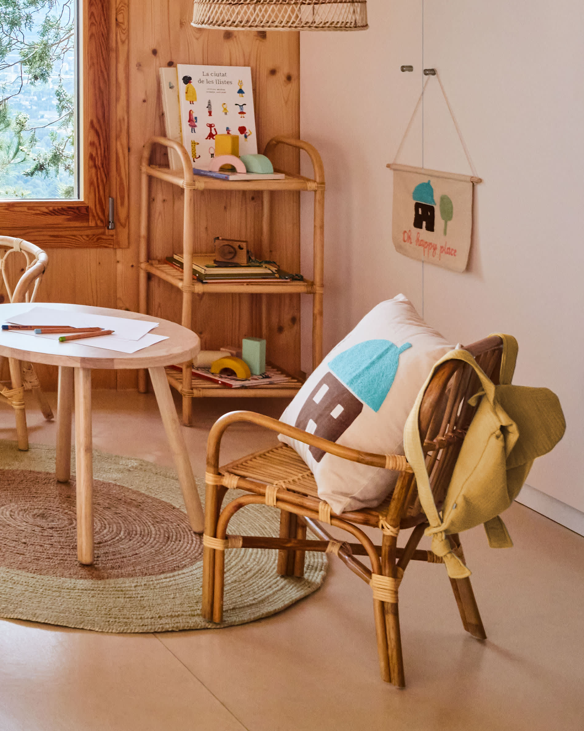 Der Dilcia Kindertisch von Kave Home: Stabiler, runder Tisch aus massivem Kautschukholz, ideal für Spiel und Kreativität im Kinderzimmer.