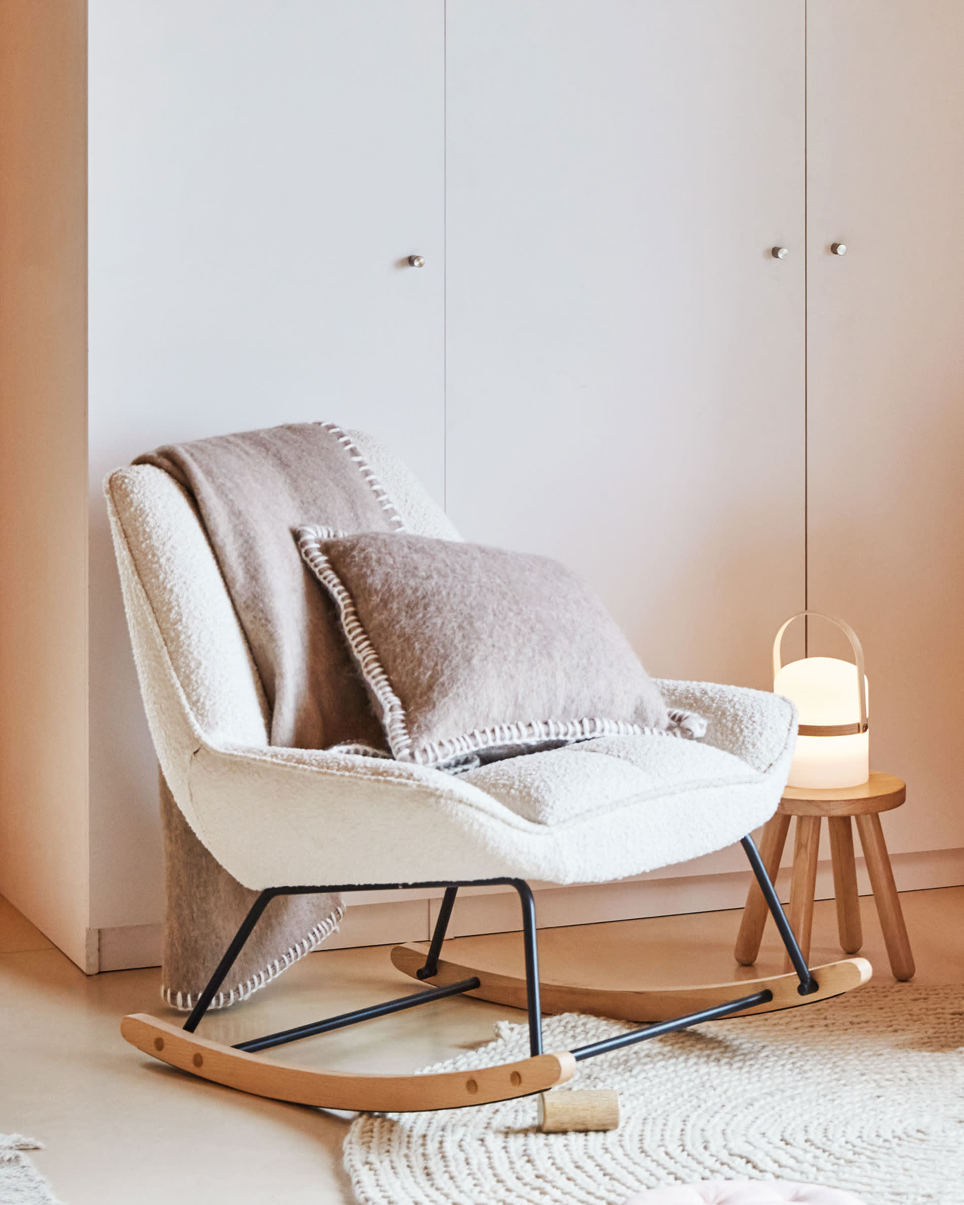 Entdecken Sie den Kinderhocker Dilcia von Kave Home: 31 cm hoch, aus robustem Kautschukholz, ideal für kreative Spielmomente und gemütliche Sitzgelegenheiten.