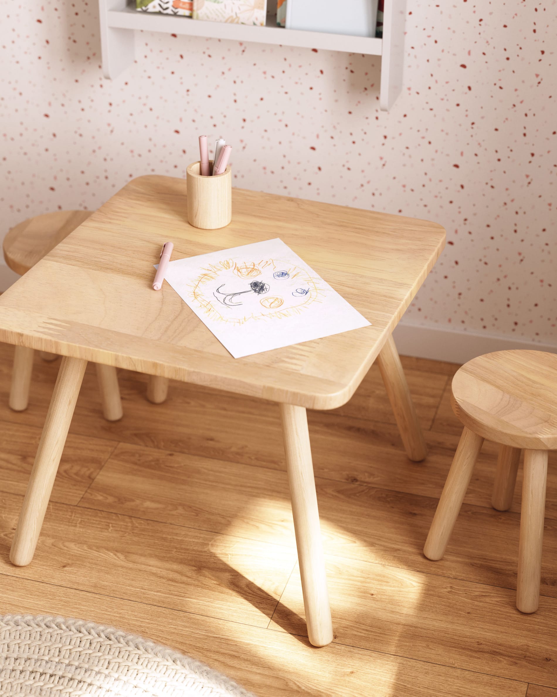 Quadratischer Kindertisch Dilcia aus massivem Kautschukholz, 55x55 cm, von Kave Home. Robust, stilvoll und ideal für Kinderzimmer.