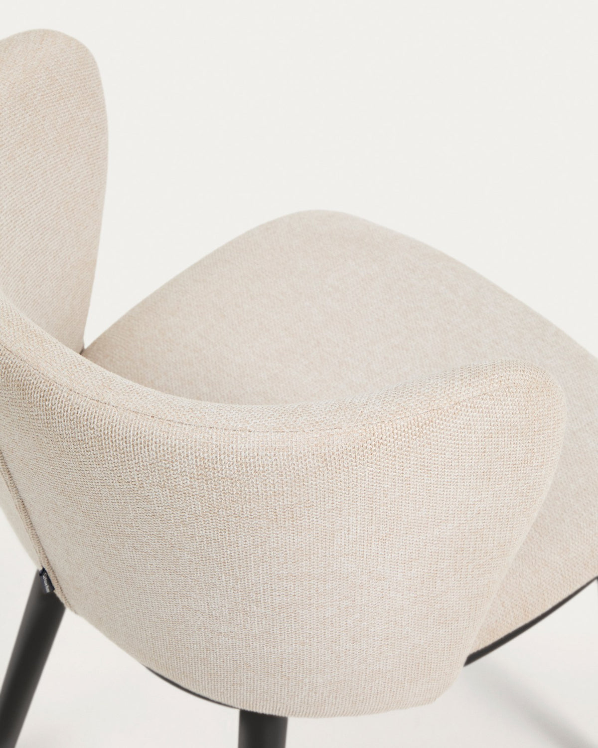 Stuhl Ciselia in Beige mit Chenille-Bezug und Beinen aus massivem Eschenholz, gepolsterte Sitzfläche und Rückenlehne, Frontalansicht.