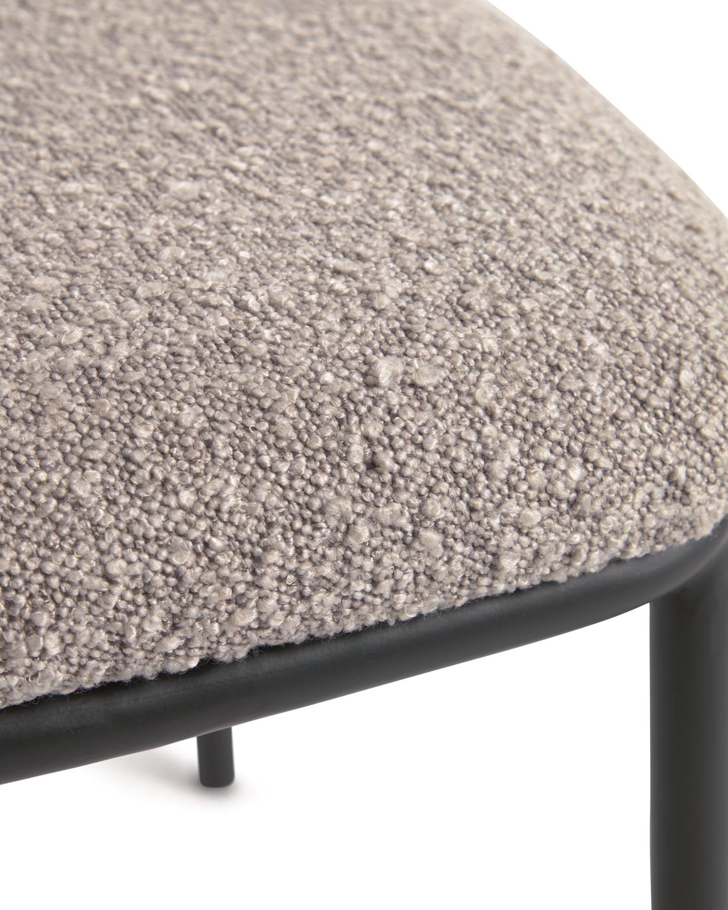 Ciselia Stuhl aus hellgrauem Bouclé-Bezug und schwarzem Metall FR in Grau präsentiert im Onlineshop von KAQTU Design AG. Stuhl ist von Kave Home