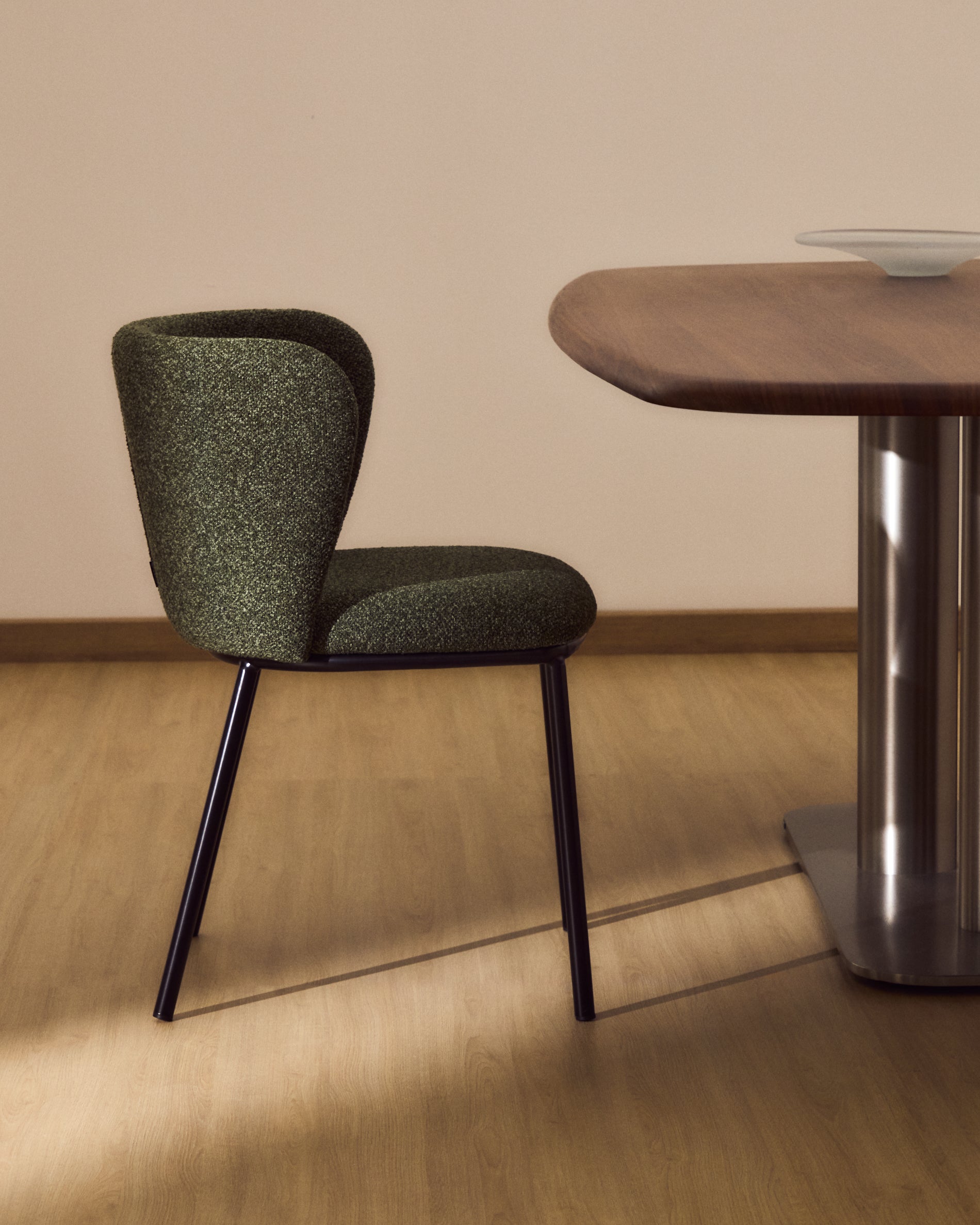 Stuhl Ciselia in dicker, dunkelgrüner Chenille mit Stahlbeinen mit schwarzem Finish, FSC Mix Credit in Dunkelgrün präsentiert im Onlineshop von KAQTU Design AG. Stuhl ist von Kave Home