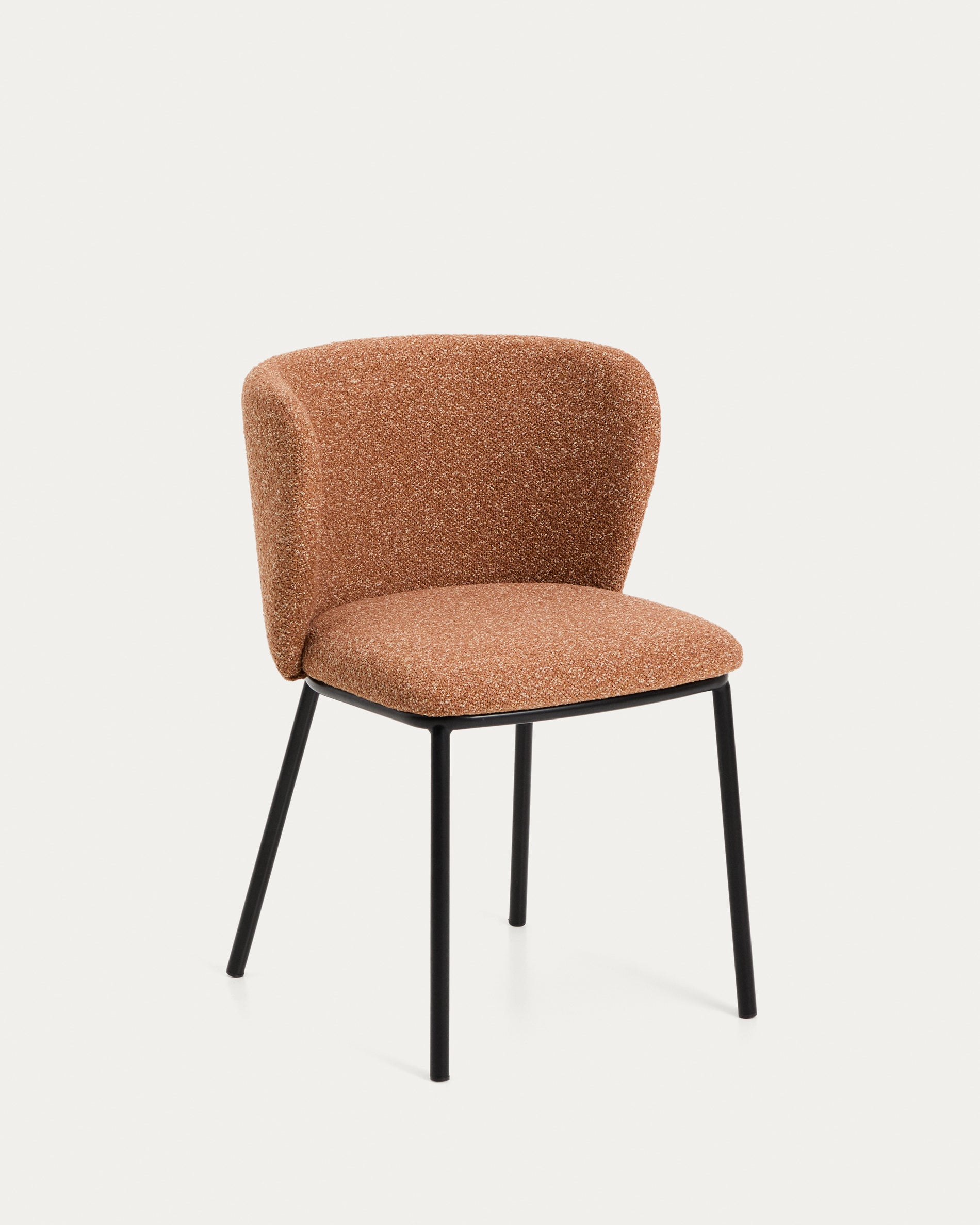 Stuhl Ciselia in dicker, terrakottafarbener Chenille mit Stahlbeinen mit schwarzem Finish, FSC Mix Credit in Terrakotta präsentiert im Onlineshop von KAQTU Design AG. Stuhl ist von Kave Home