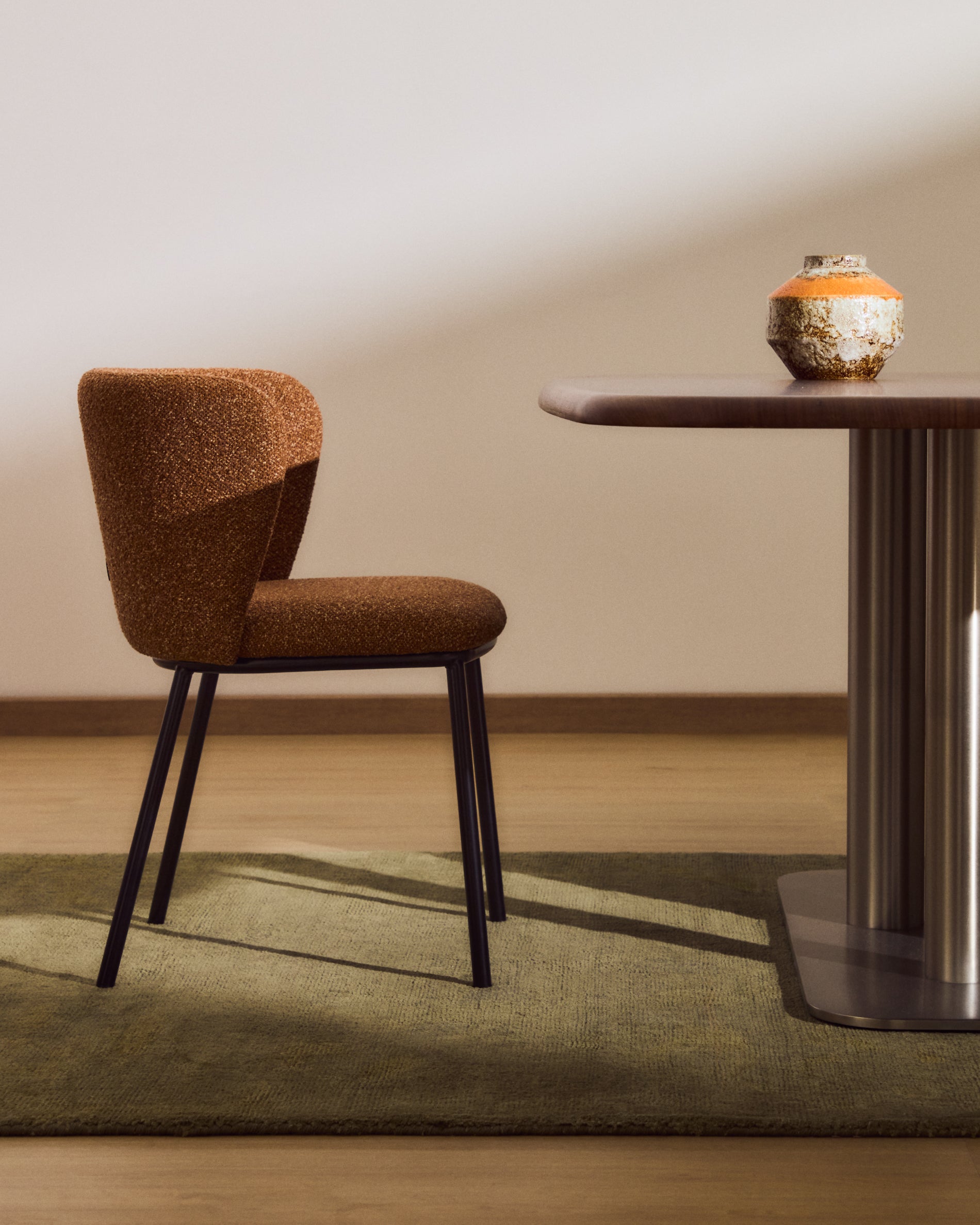 Stuhl Ciselia in dicker, terrakottafarbener Chenille mit Stahlbeinen mit schwarzem Finish, FSC Mix Credit in Terrakotta präsentiert im Onlineshop von KAQTU Design AG. Stuhl ist von Kave Home