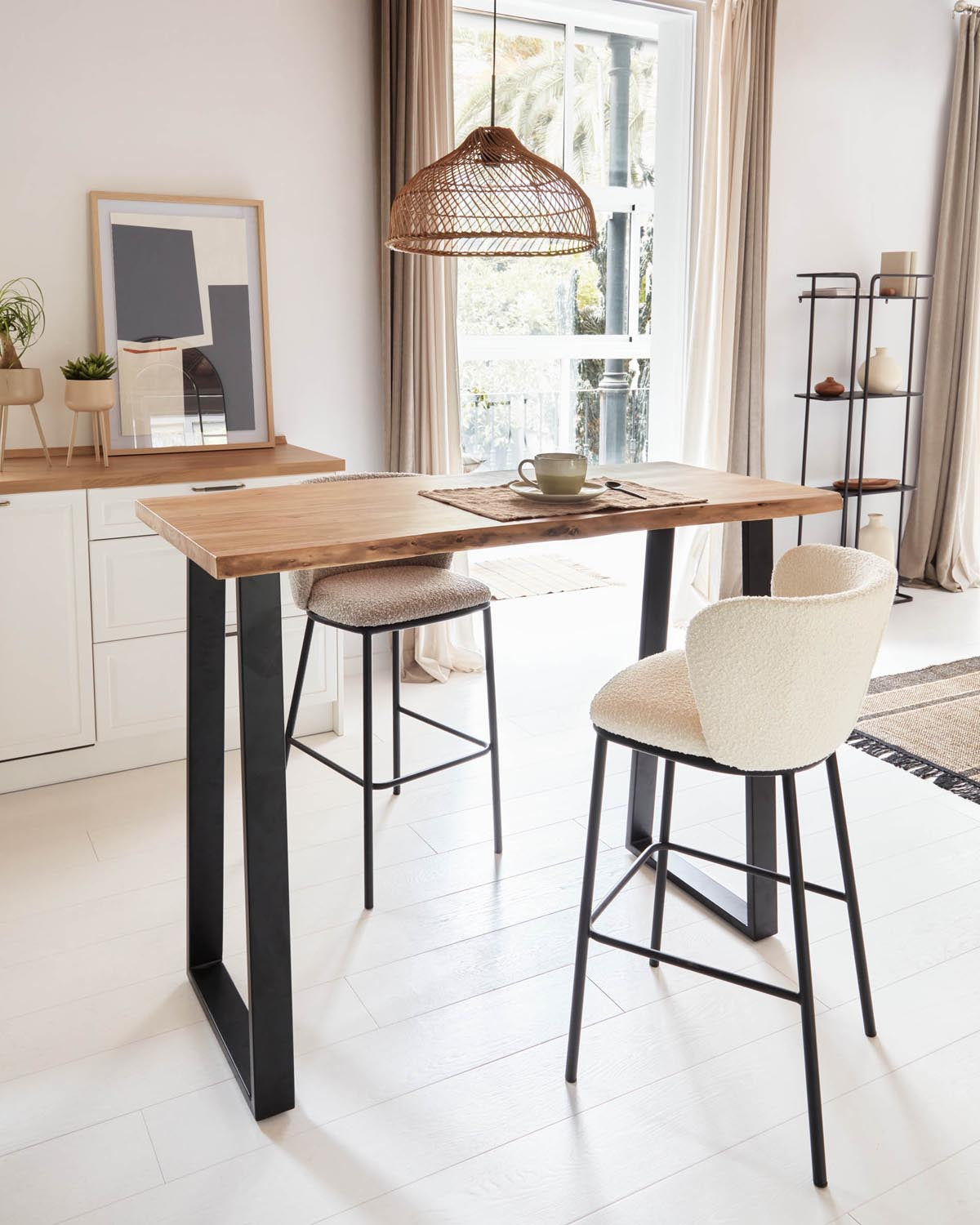 Eleganter Ciselia Hocker in weissem Bouclé, 75 cm, von Kave Home.