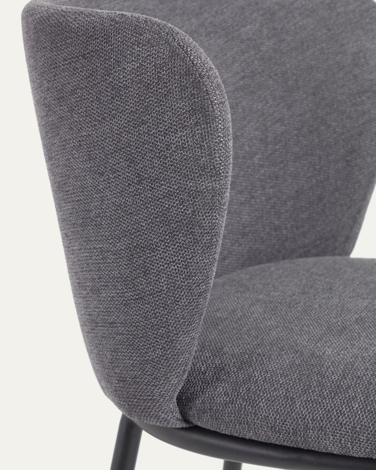 Ciselia Hocker dunkelgrauer Chenille und Stahlbeine in Schwarz Höhe 75 cm FSC Mix Credit in Grau präsentiert im Onlineshop von KAQTU Design AG. Barhocker ist von Kave Home