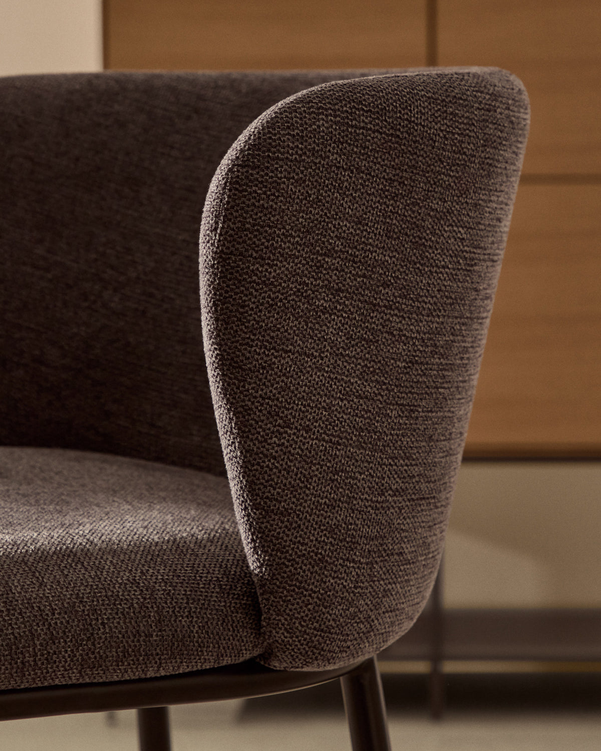 Ciselia Hocker dunkelgrauer Chenille und Stahlbeine in Schwarz Höhe 75 cm FSC Mix Credit in Grau präsentiert im Onlineshop von KAQTU Design AG. Barhocker ist von Kave Home