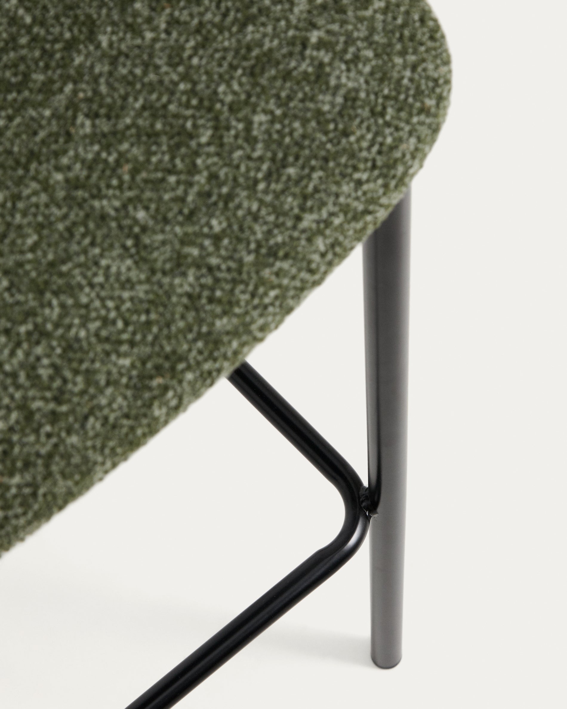 Hocker Ciselia in dicker, dunkelgrüner Chenille mit Stahlbeinen mit schwarzem Finish, FSC Mix Credit, 75 cm in Dunkelgrün präsentiert im Onlineshop von KAQTU Design AG. Barstuhl ist von Kave Home
