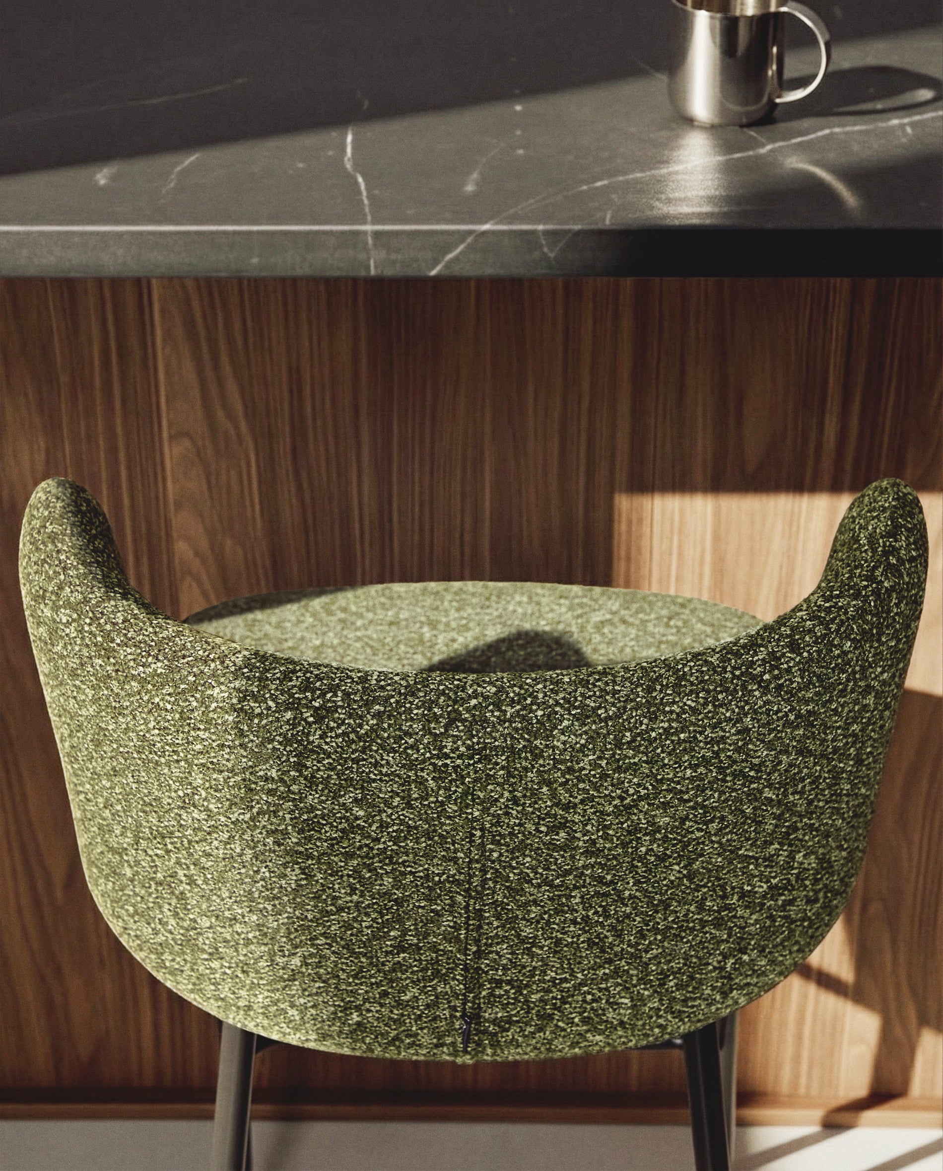 Hocker Ciselia in dicker, dunkelgrüner Chenille mit Stahlbeinen mit schwarzem Finish, FSC Mix Credit, 75 cm in Dunkelgrün präsentiert im Onlineshop von KAQTU Design AG. Barstuhl ist von Kave Home