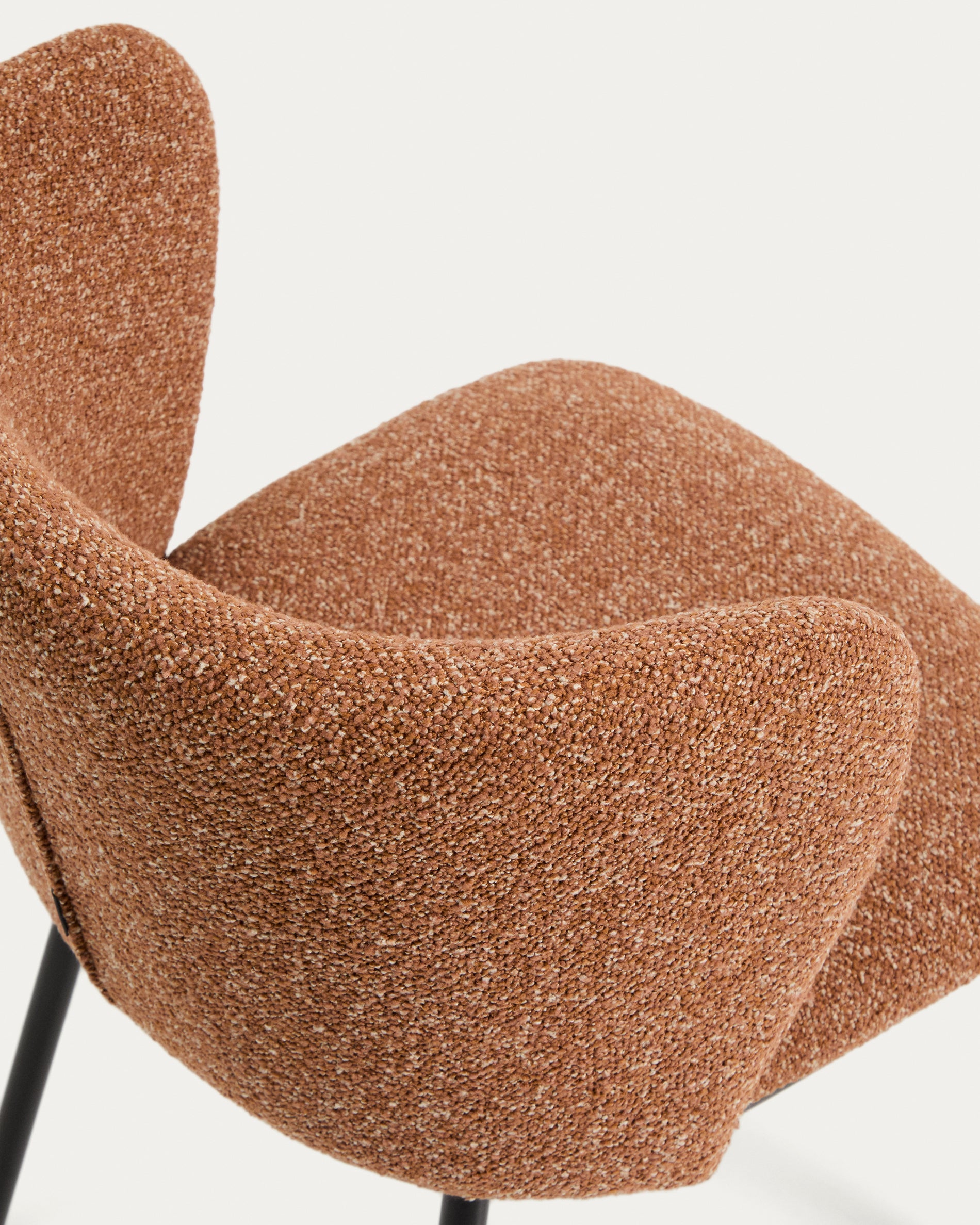 Hocker Ciselia in dicker, terrakottafarbener Chenille mit Stahlbeinen mit schwarzem Finish, FSC Mix Credit, 65 cm in Terrakotta präsentiert im Onlineshop von KAQTU Design AG. Barstuhl ist von Kave Home