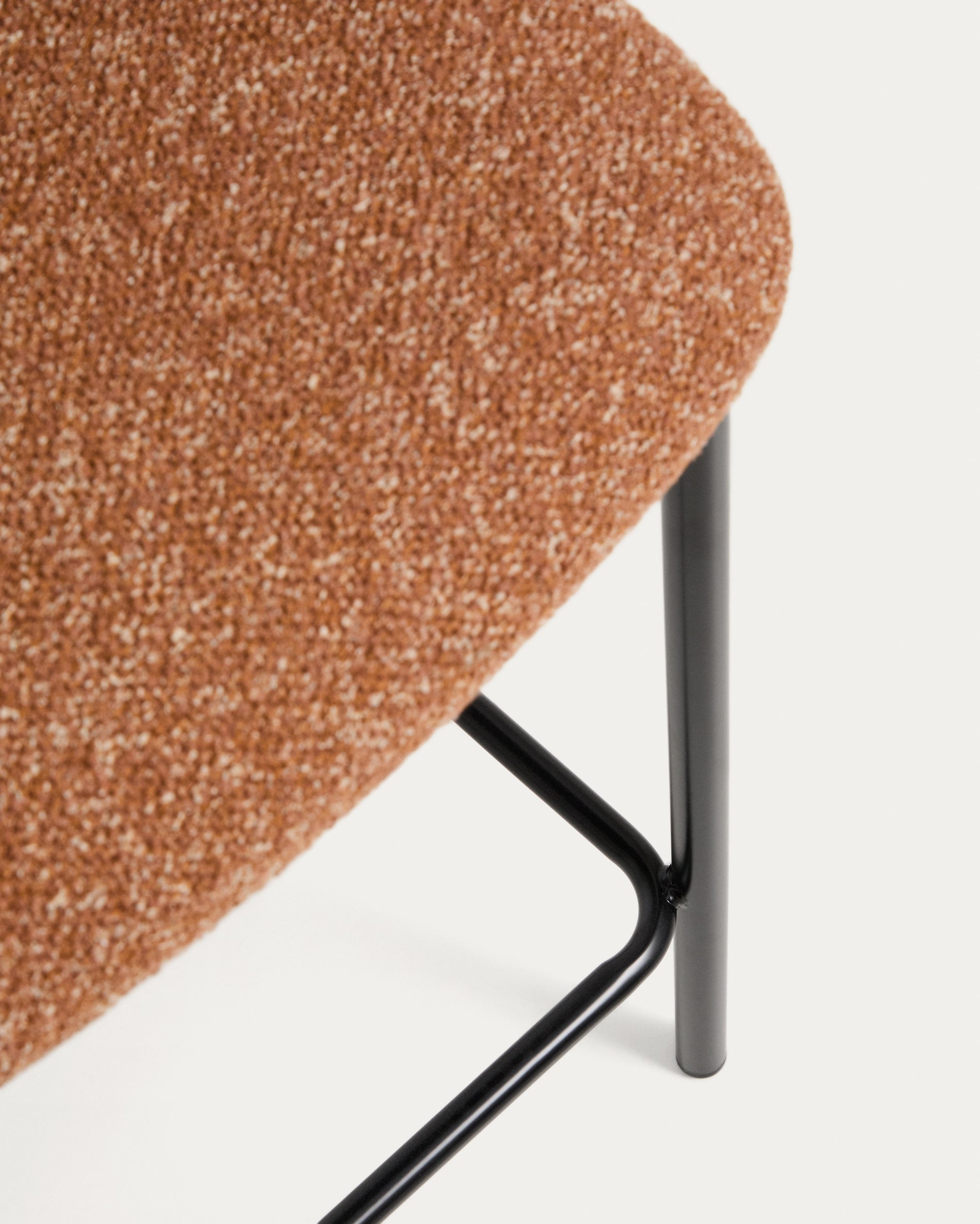 Hocker Ciselia in dicker, terrakottafarbener Chenille mit Stahlbeinen mit schwarzem Finish, FSC Mix Credit, 65 cm in Terrakotta präsentiert im Onlineshop von KAQTU Design AG. Barstuhl ist von Kave Home