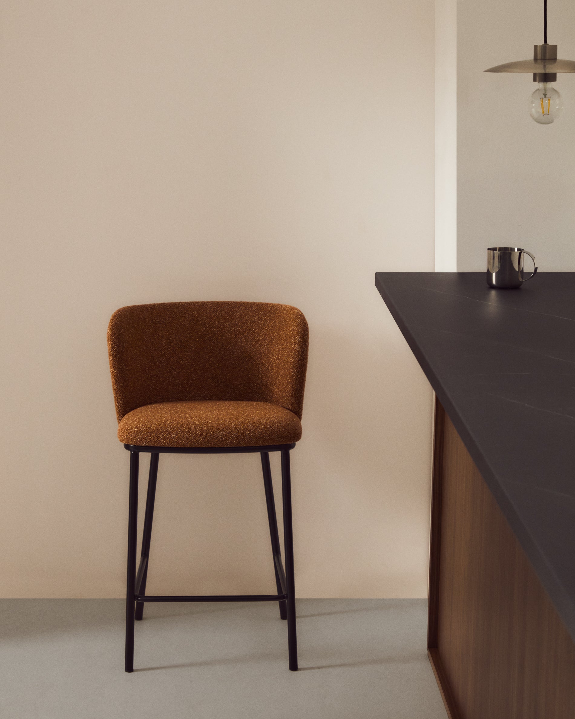 Hocker Ciselia in dicker, terrakottafarbener Chenille mit Stahlbeinen mit schwarzem Finish, FSC Mix Credit, 65 cm in Terrakotta präsentiert im Onlineshop von KAQTU Design AG. Barstuhl ist von Kave Home