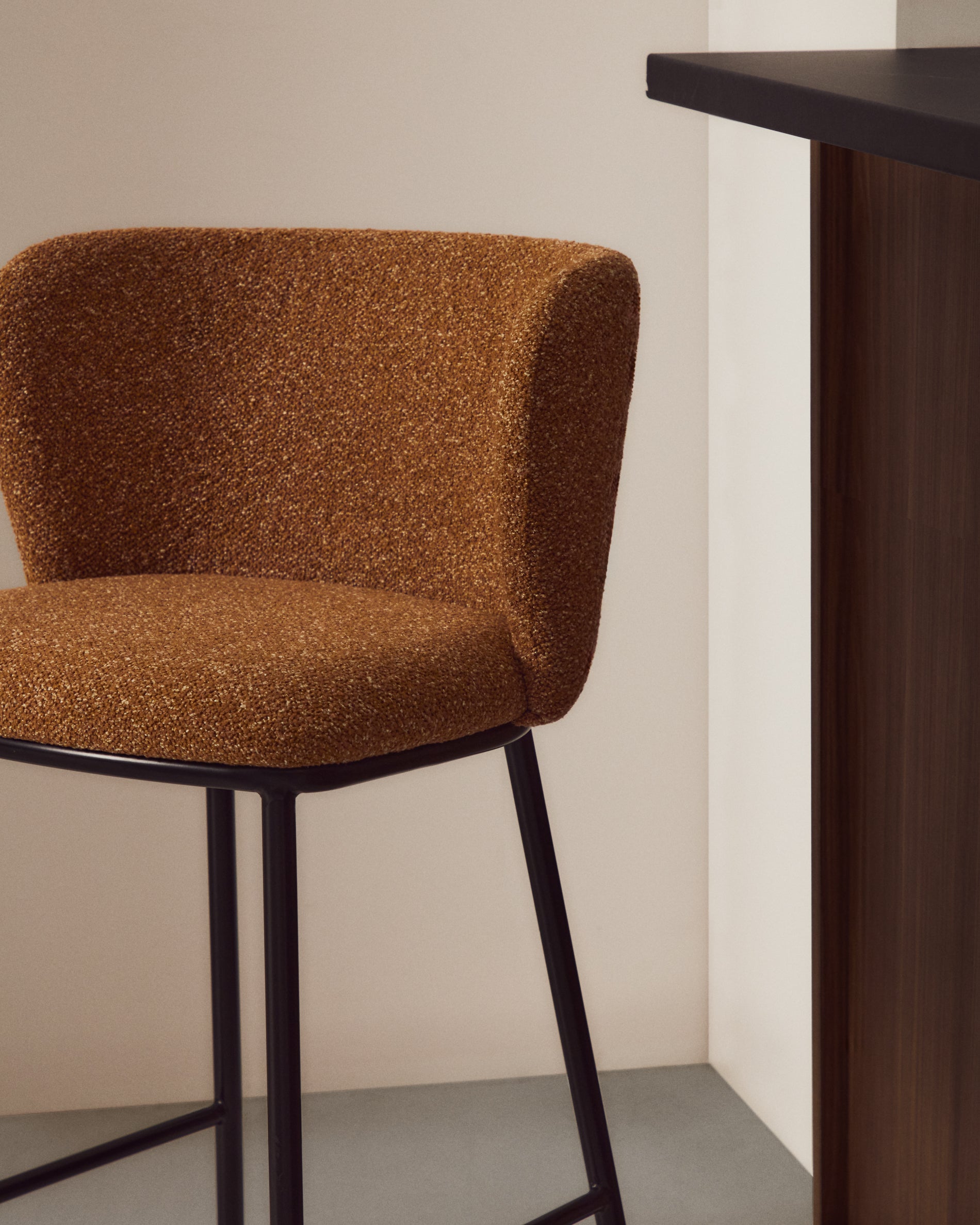 Hocker Ciselia in dicker, terrakottafarbener Chenille mit Stahlbeinen mit schwarzem Finish, FSC Mix Credit, 65 cm in Terrakotta präsentiert im Onlineshop von KAQTU Design AG. Barstuhl ist von Kave Home