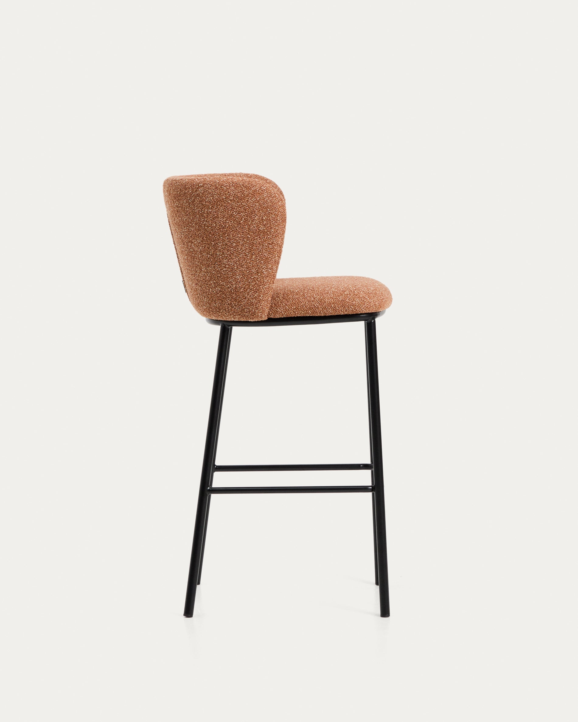 Hocker Ciselia in dicker, terrakottafarbener Chenille mit Stahlbeinen mit schwarzem Finish, FSC Mix Credit, 75 cm in Terrakotta präsentiert im Onlineshop von KAQTU Design AG. Barstuhl ist von Kave Home