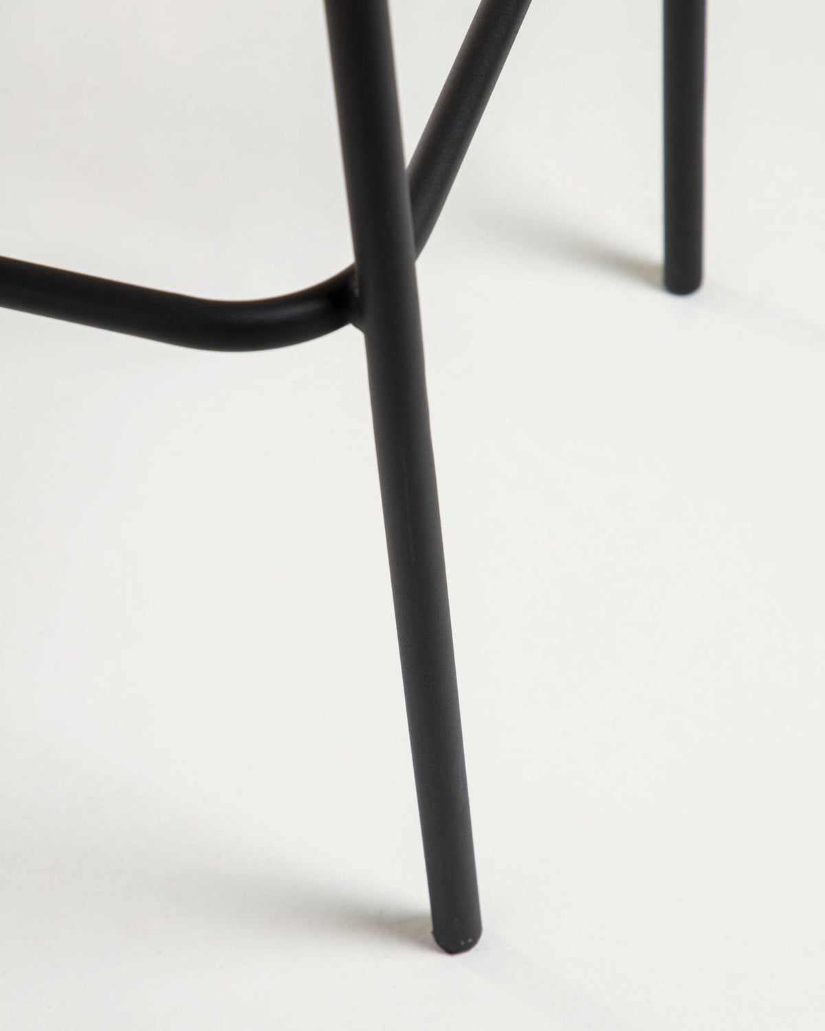 Lambton stapelbarer Hocker aus braunem Seil und Stahl mit schwarzem Finish Höhe 74 cm in Braun, Schwarz präsentiert im Onlineshop von KAQTU Design AG. Outdoor-Barstuhl ist von Kave Home