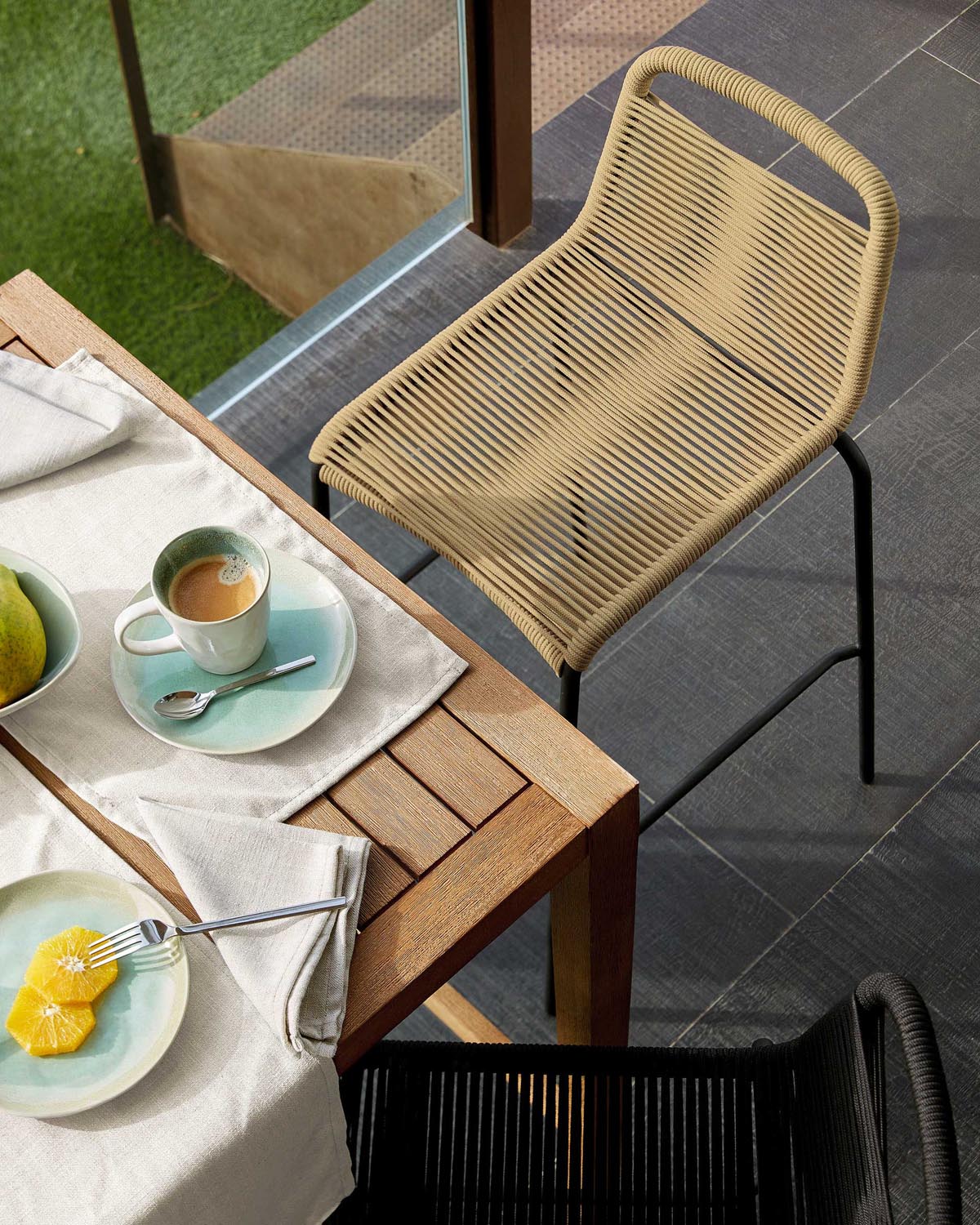 Lambton Hocker: Elegantes Design aus braunem Seil und schwarzem Stahl.