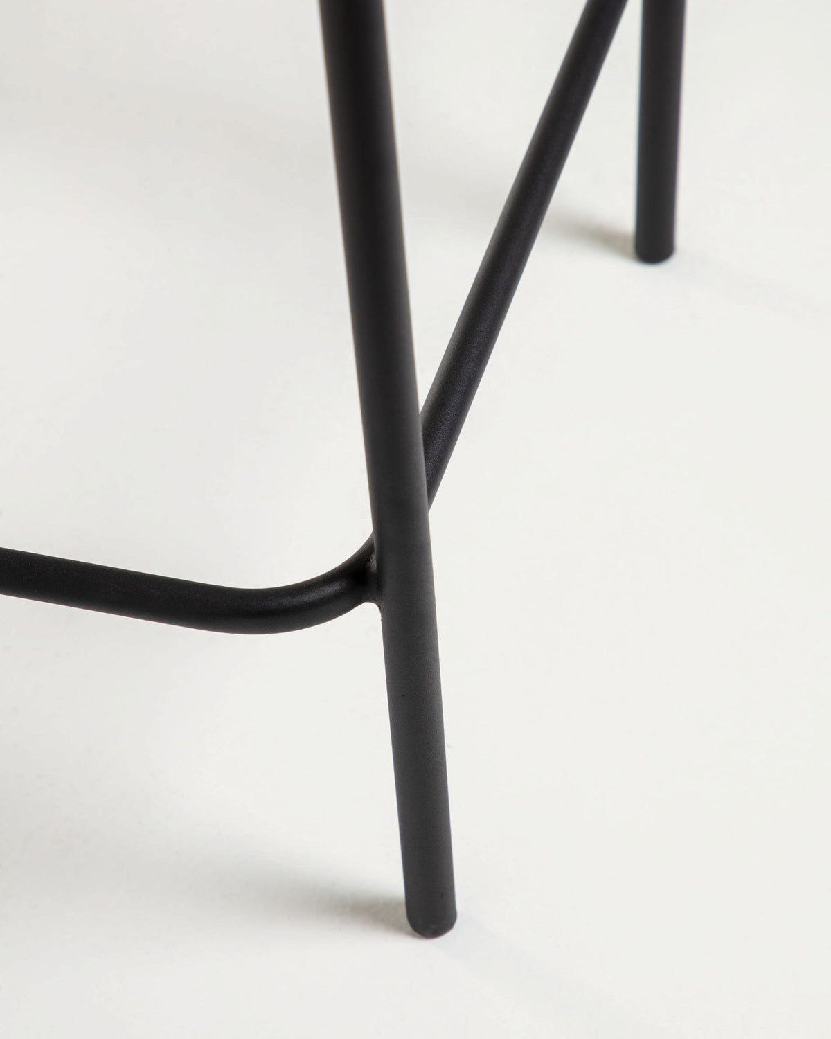 Lambton stapelbarer Hocker aus schwarzem Seil und Stahl mit schwarzem Finish Höhe 62 cm in Schwarz präsentiert im Onlineshop von KAQTU Design AG. Outdoor-Barstuhl ist von Kave Home