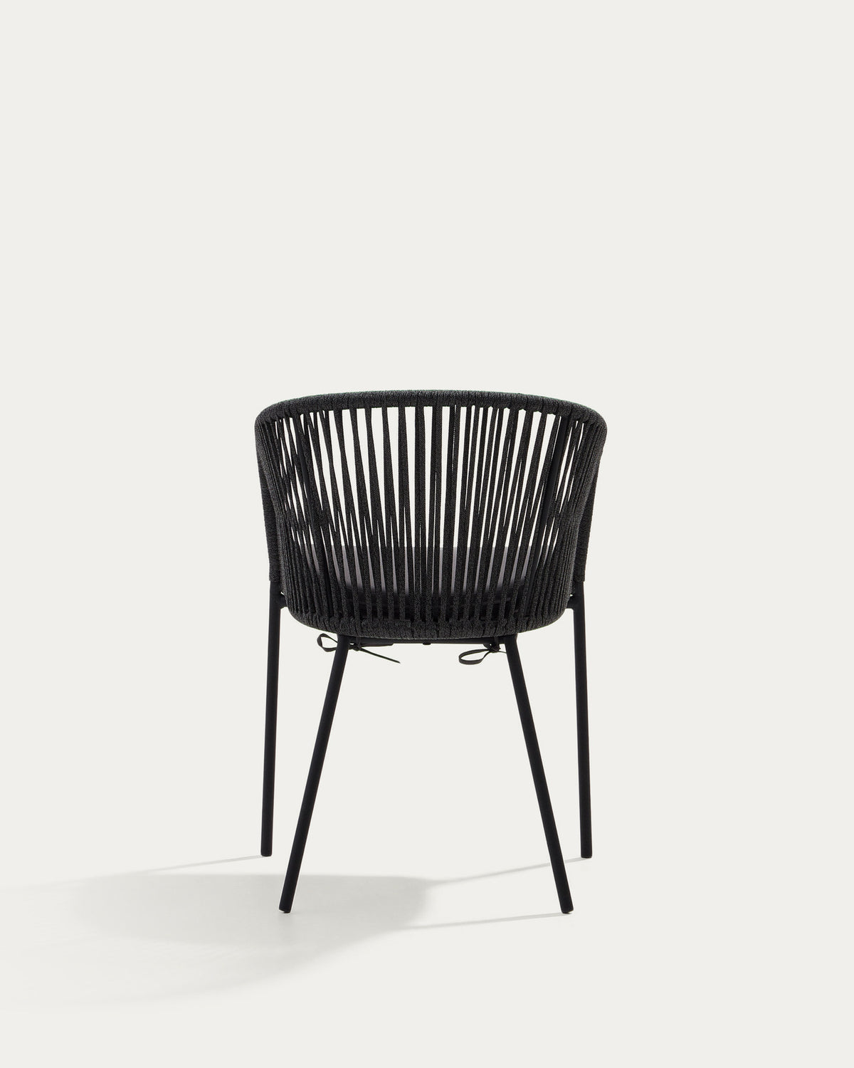 Yanet Stuhl aus Seil in Schwarz mit Beinen aus verzinktem Stahl in Schwarz, Grau präsentiert im Onlineshop von KAQTU Design AG. Gartenstuhl mit Armlehnen ist von Kave Home