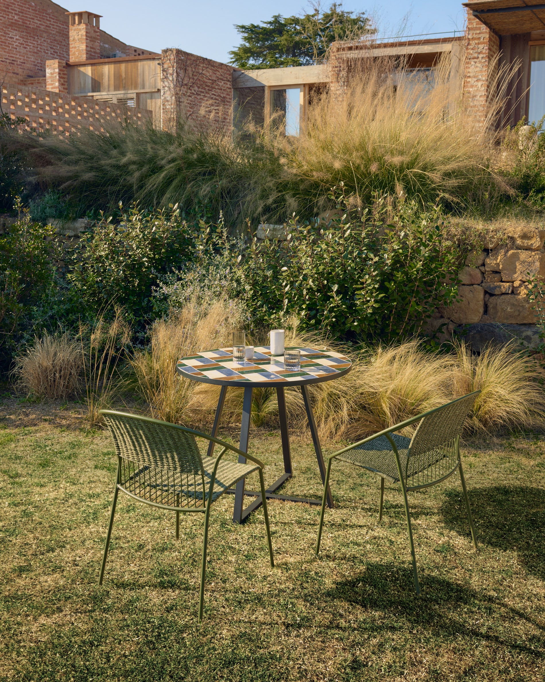 Moderner runder Gartentisch Tella aus robustem grafitfarbenem Stahl, verziert mit bunten Fliesen, Ø90 cm, ideal für stilvolle Außenbereiche.