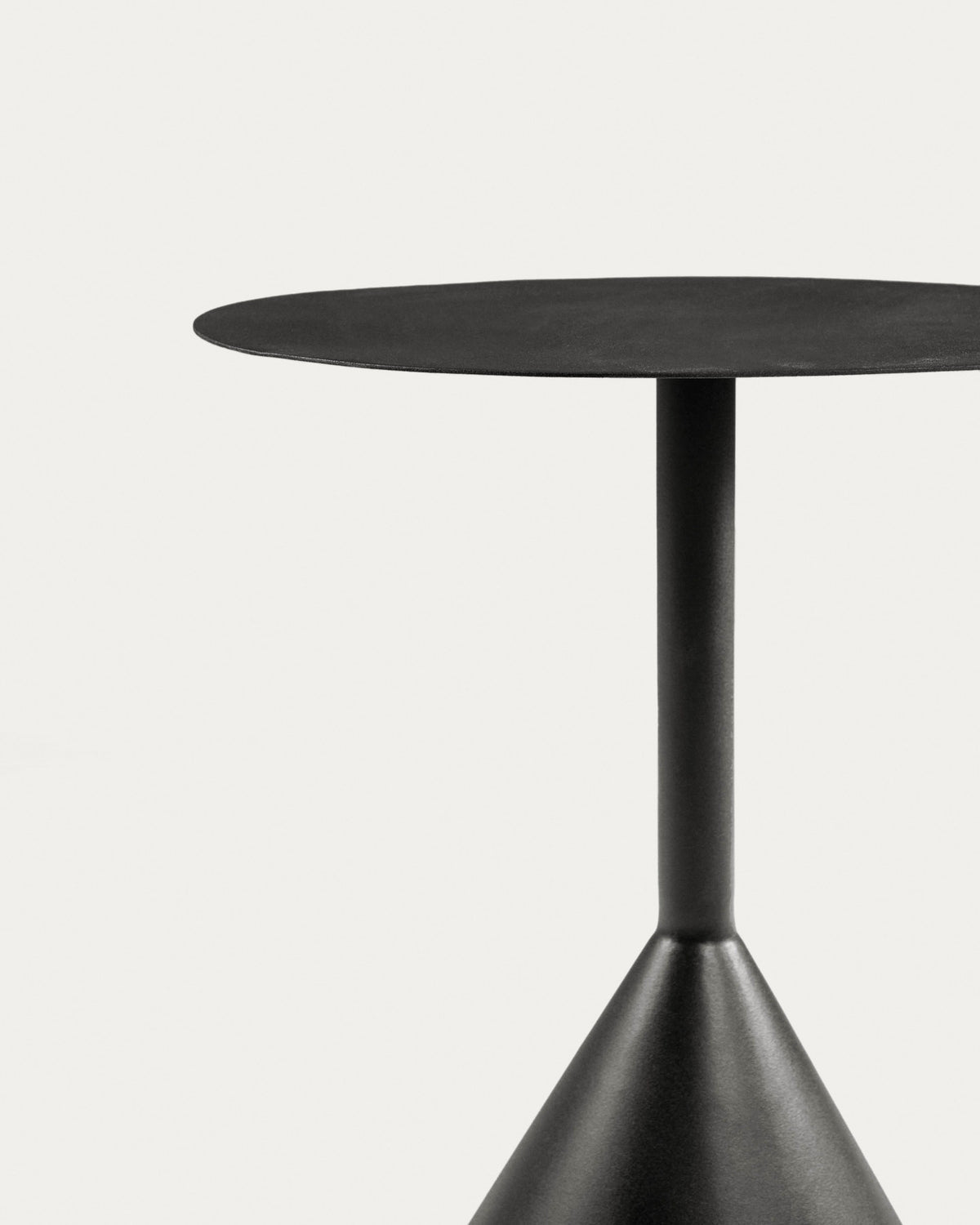 Yinan Beistelltisch Ø 48 cm schwarz in Schwarz präsentiert im Onlineshop von KAQTU Design AG. Beistelltisch ist von Kave Home