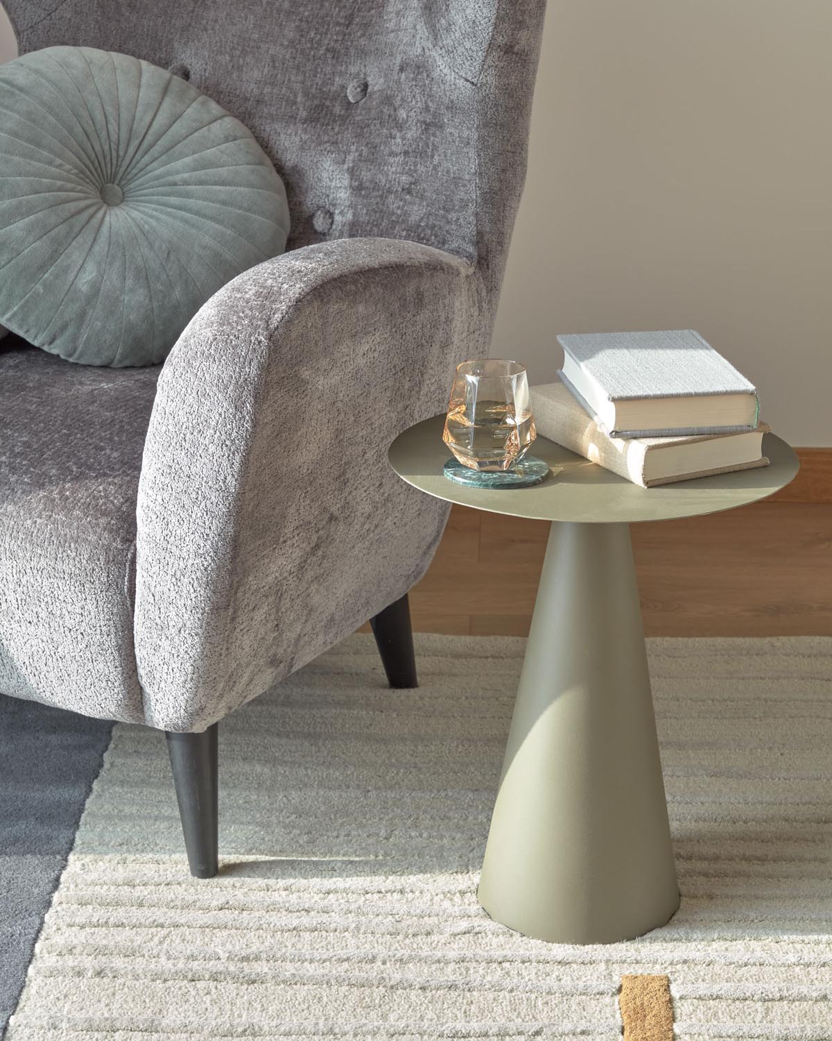 Eleganter grüner Shirel Beistelltisch Ø 40 cm von Kave Home.