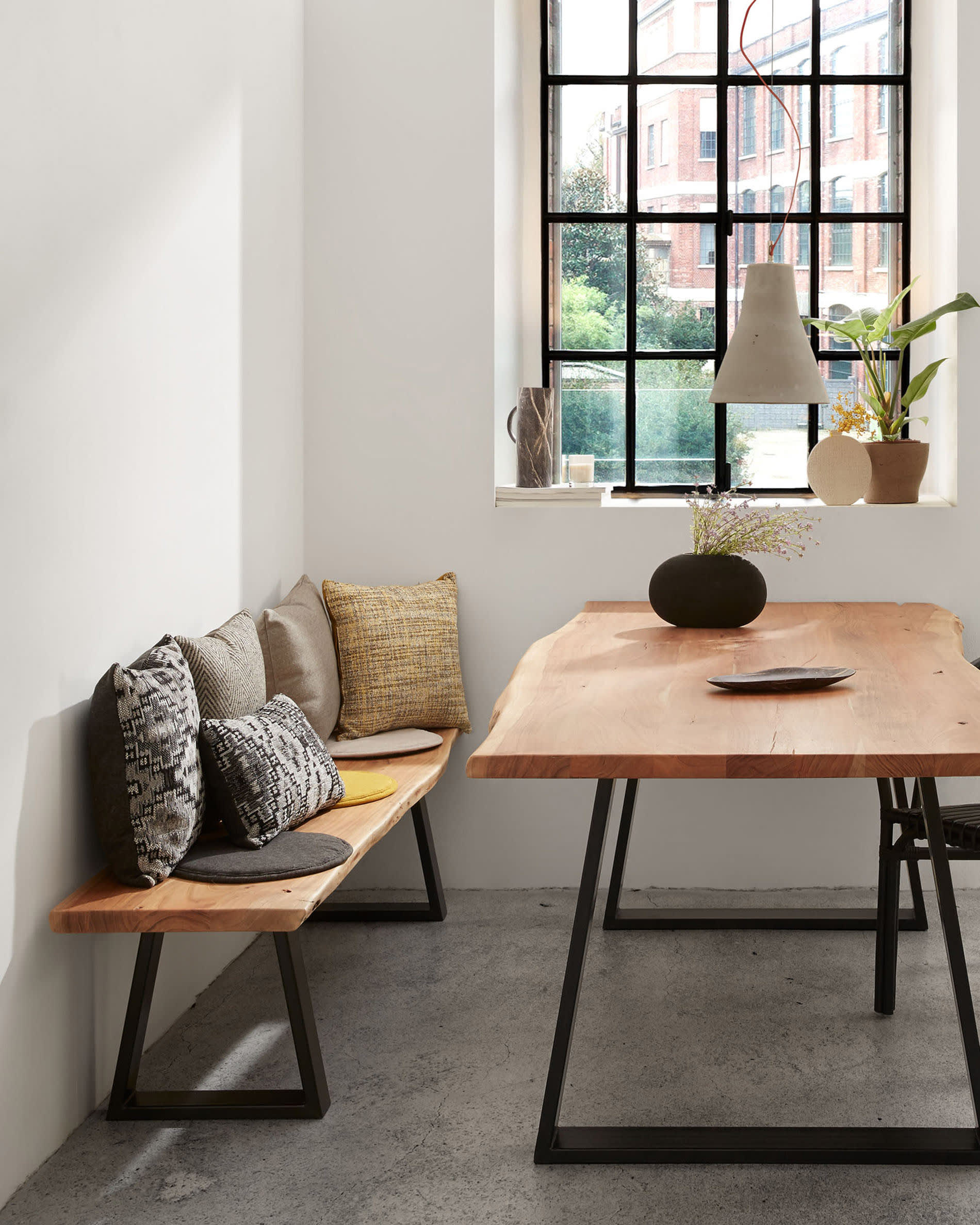 Stilvoller Alaia Tisch 180 x 90 cm aus robustem Akazienholz und eleganten Stahlbeinen, ideal für gesellige Esszimmermomente.