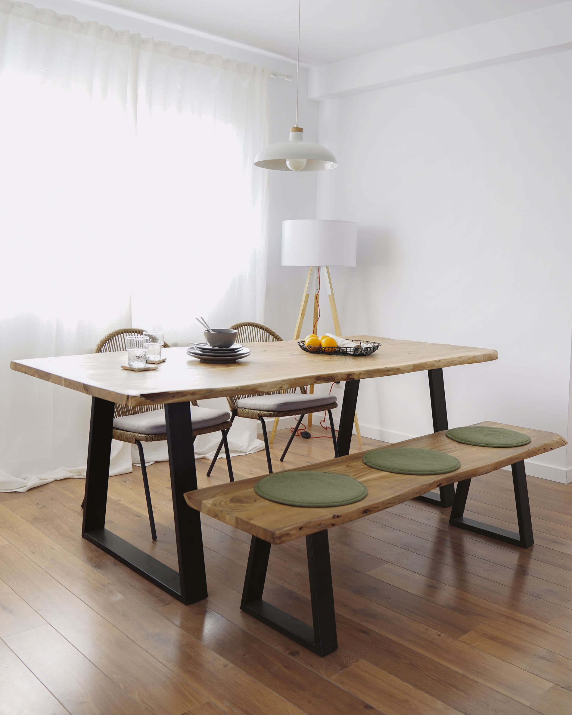 Eleganter Alaia Tisch 180 x 90 cm aus massivem Akazienholz mit stabilen Stahlbeinen, perfekt für gesellige Runden und stilvolle Einrichtung.