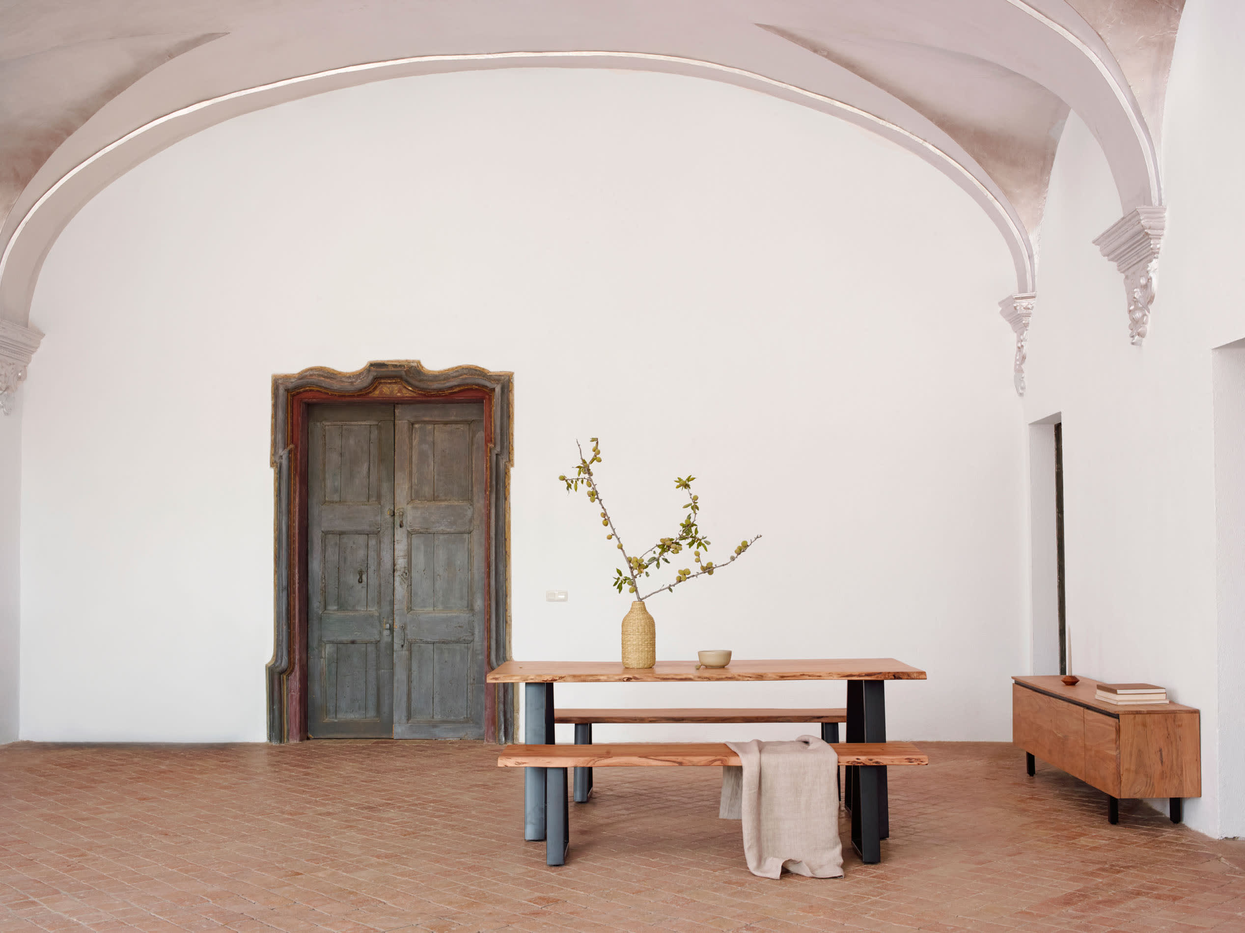 Moderner Alaia Tisch aus Akazienholz, 180x90 cm, mit stabilen schwarzen Stahlbeinen, perfekt für stilvolle Esszimmer.