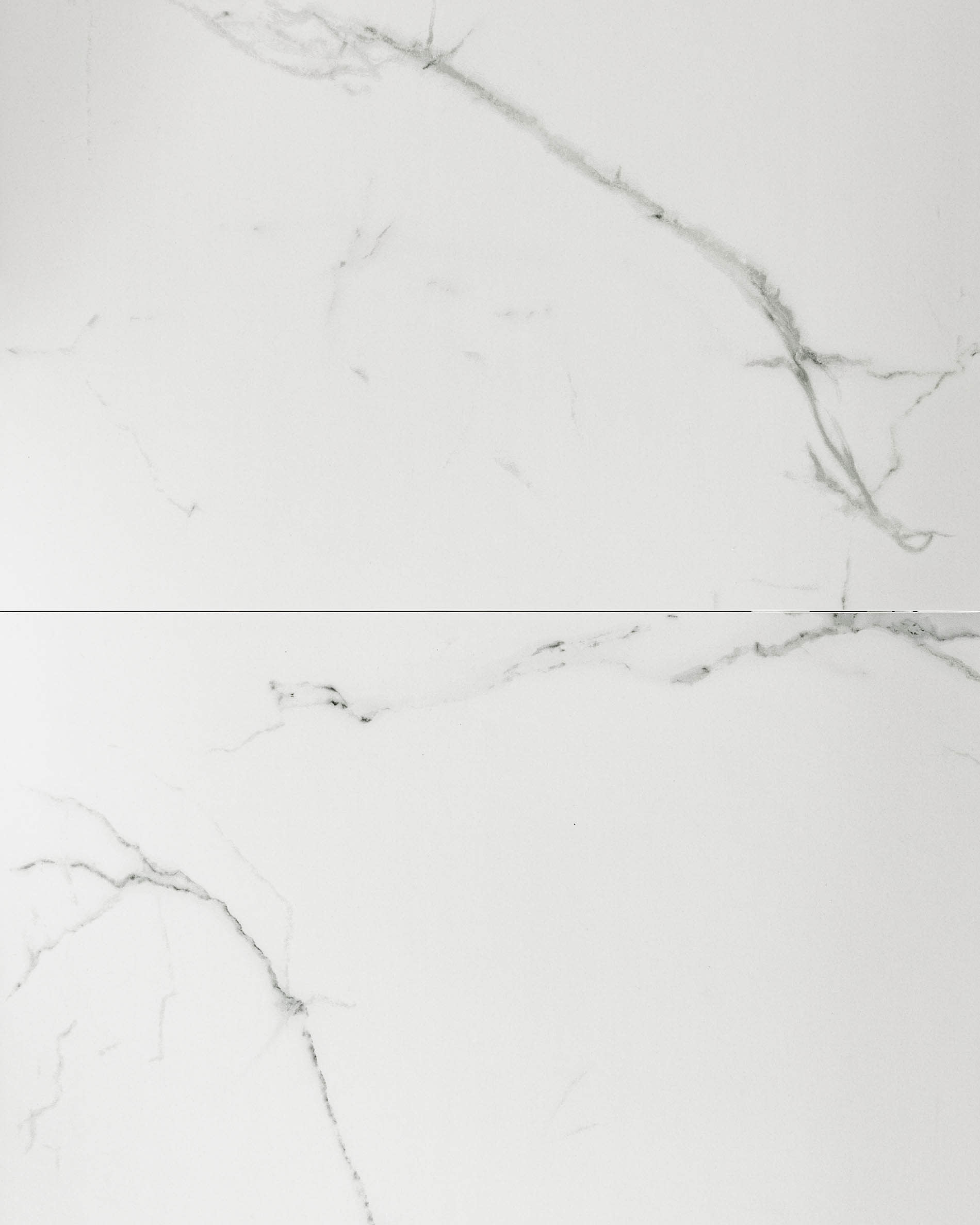 Moderner, ausziehbarer Tisch mit eleganter Weiss Feinsteinzeugplatte und stabilen schwarzen Stahlbeinen, perfekt für gesellige Anlässe.